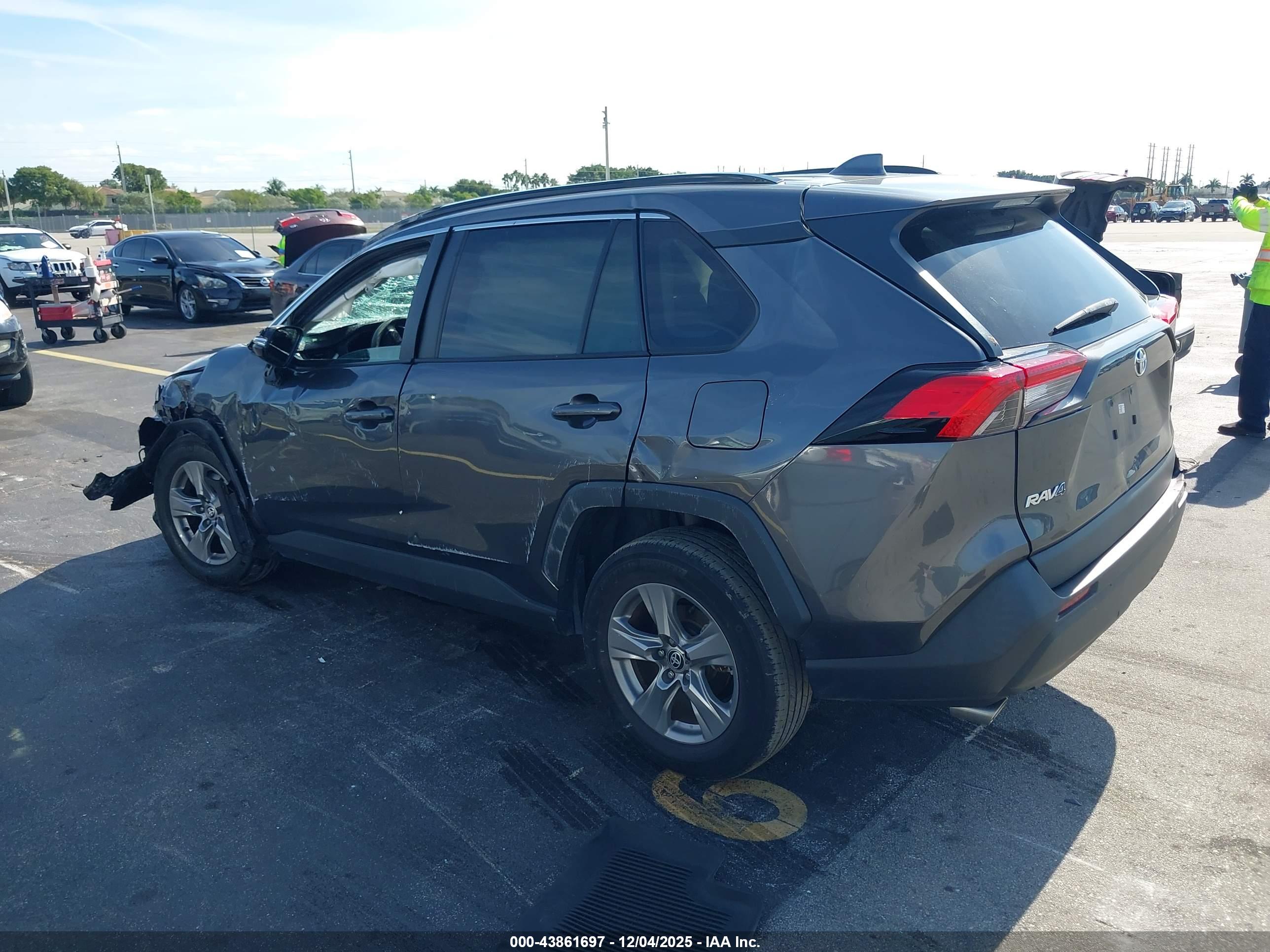TOYOTA RAV4 image 3