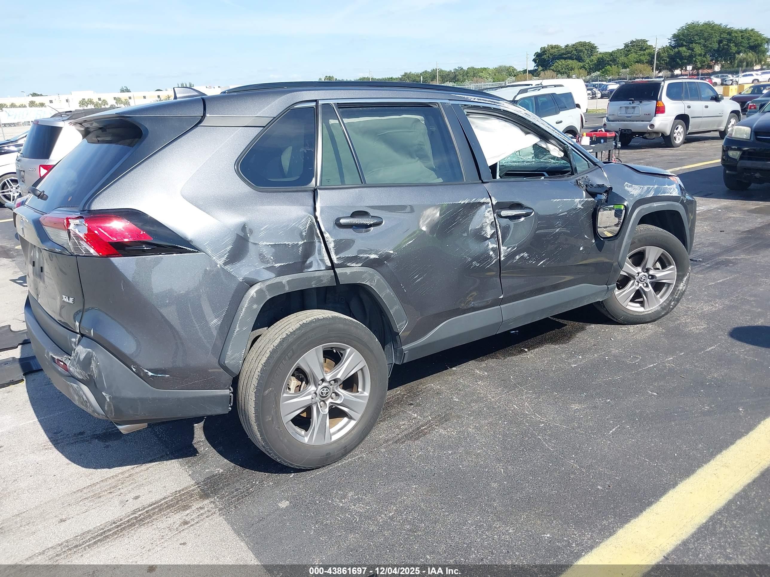 TOYOTA RAV4 image 4