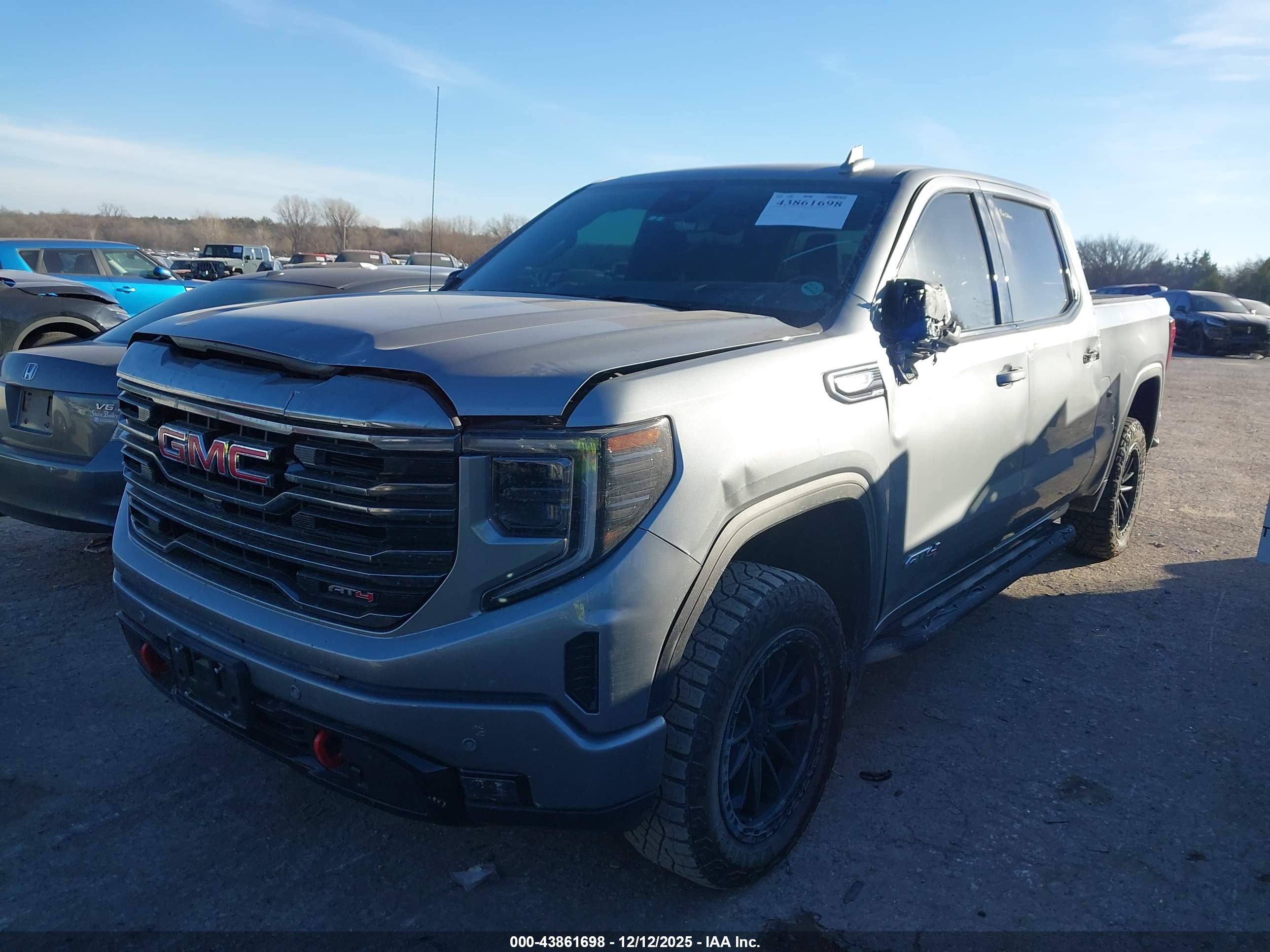 GMC SIERRA image 2