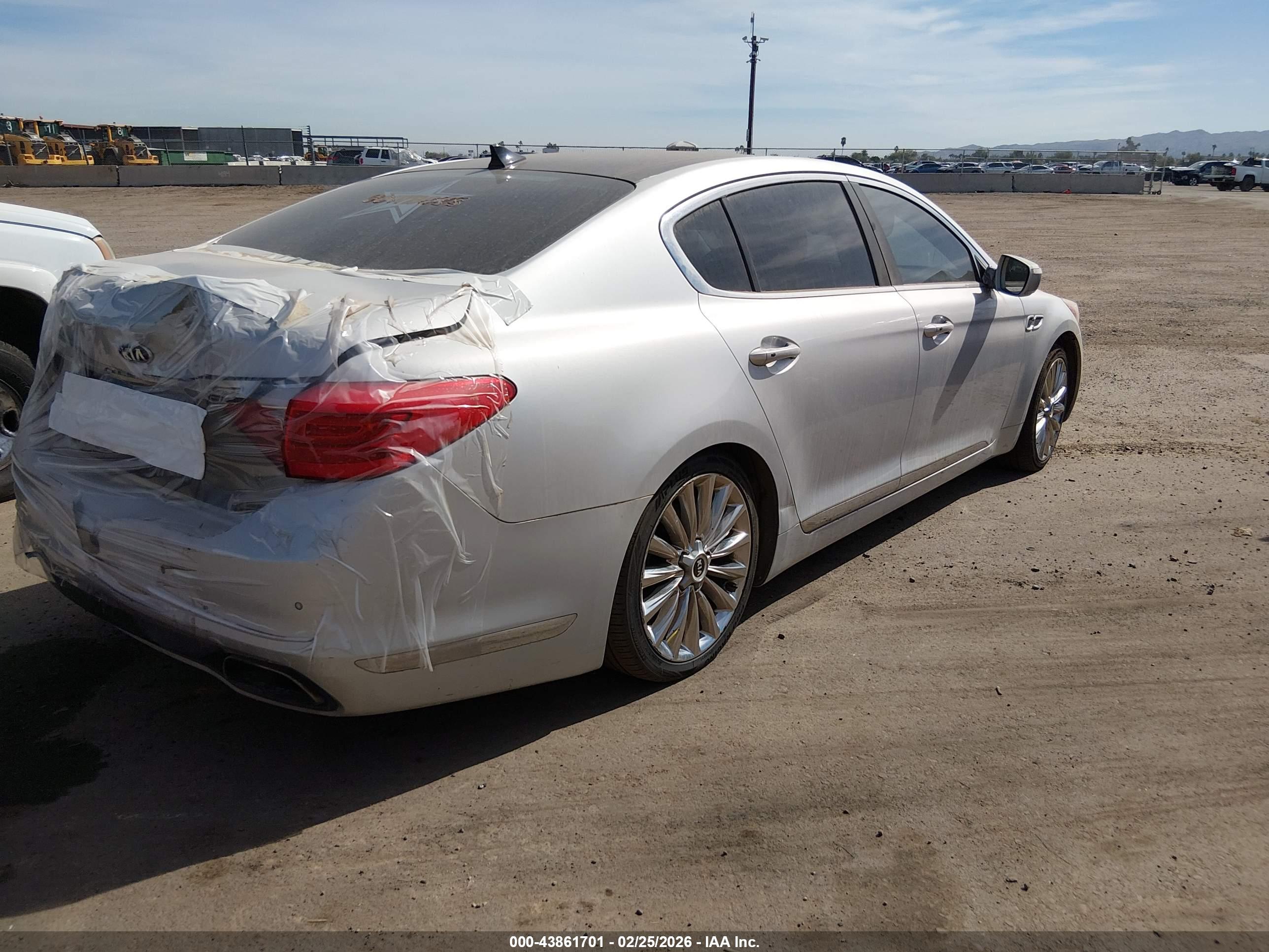 KIA K900 image 4