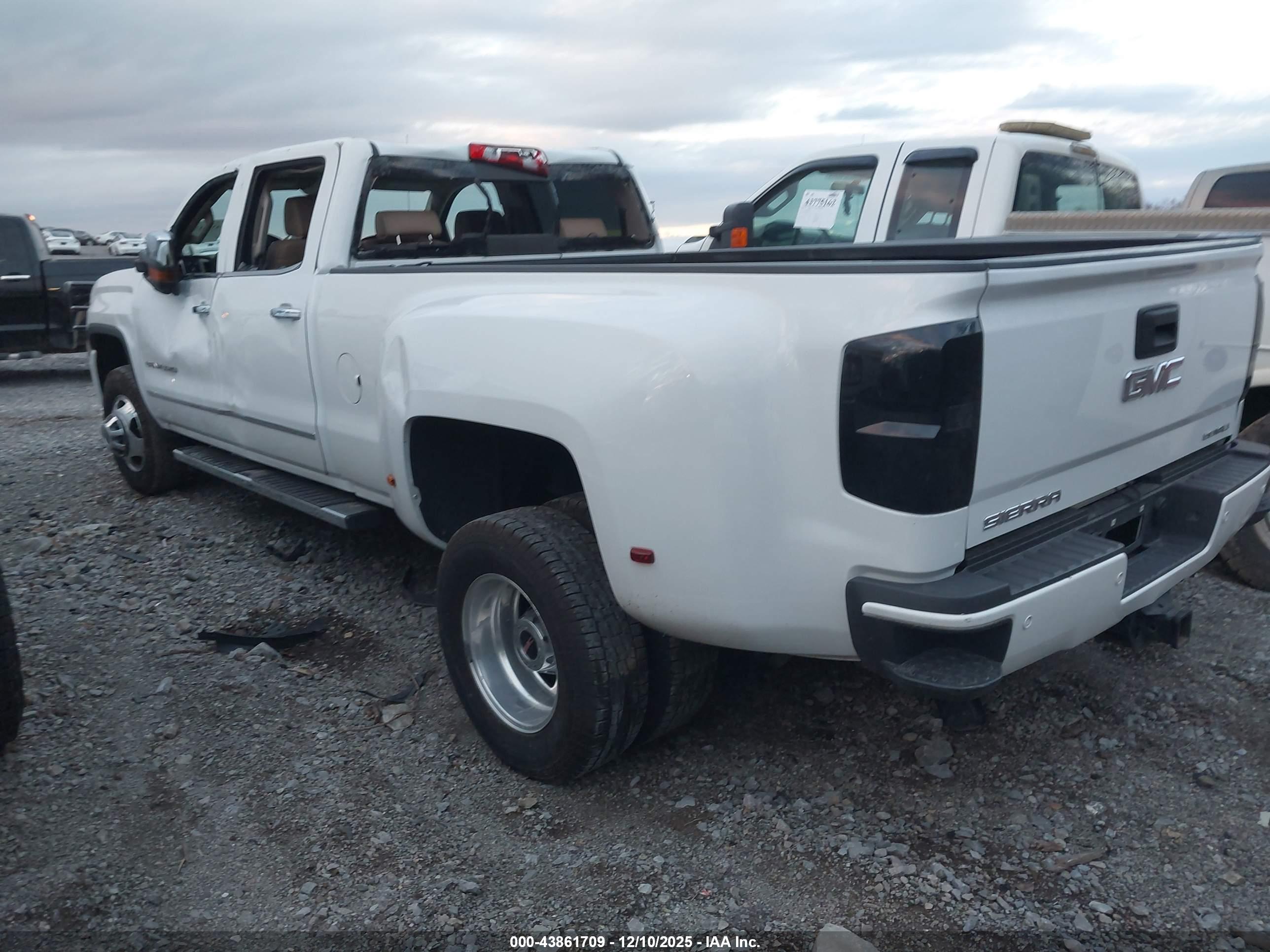 GMC SIERRA image 3