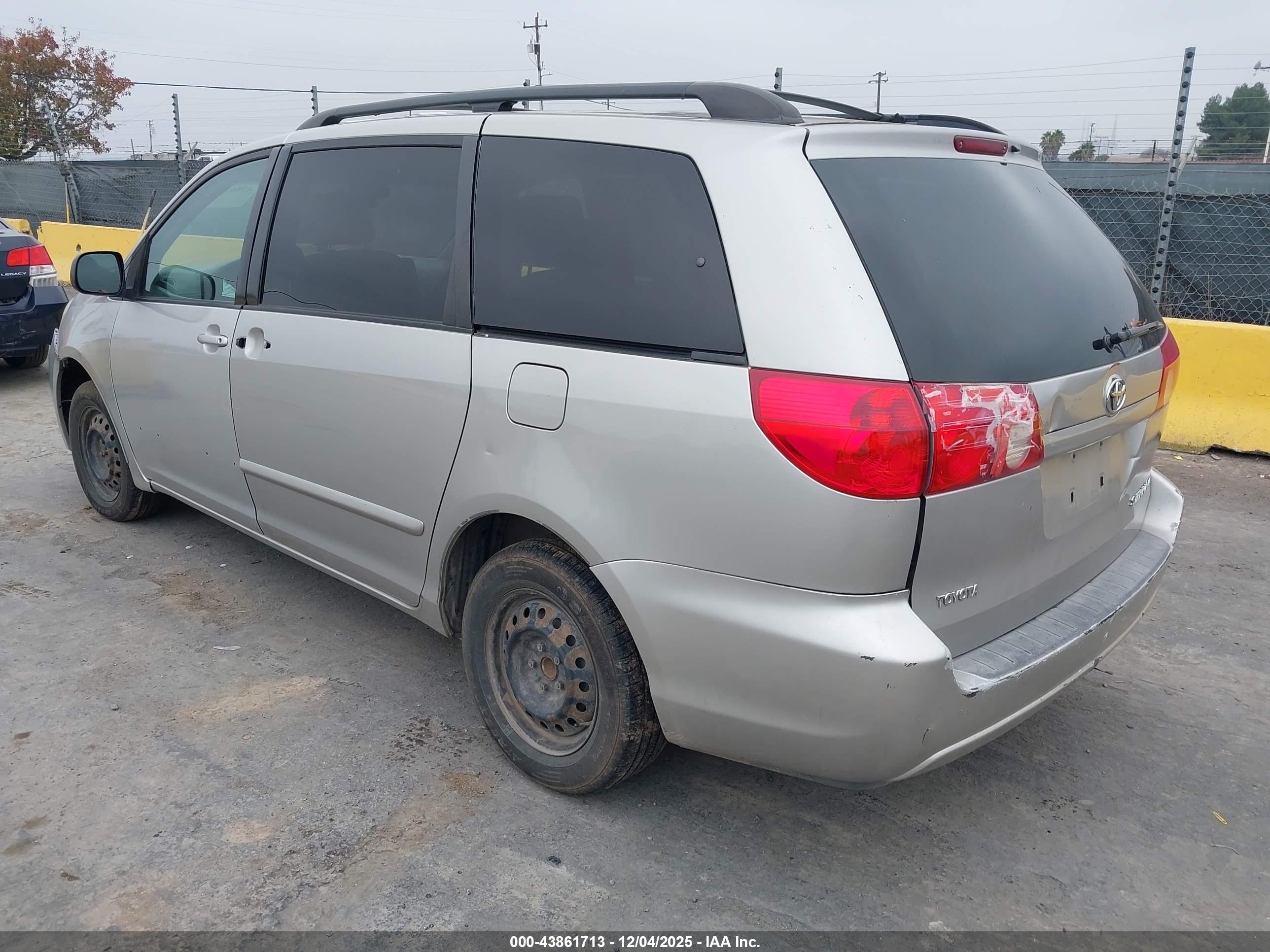 TOYOTA SIENNA image 3