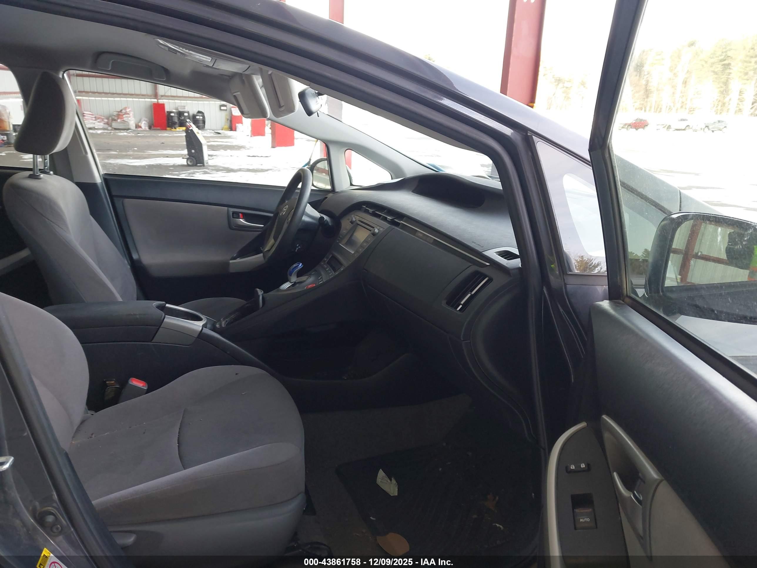 TOYOTA PRIUS image 5