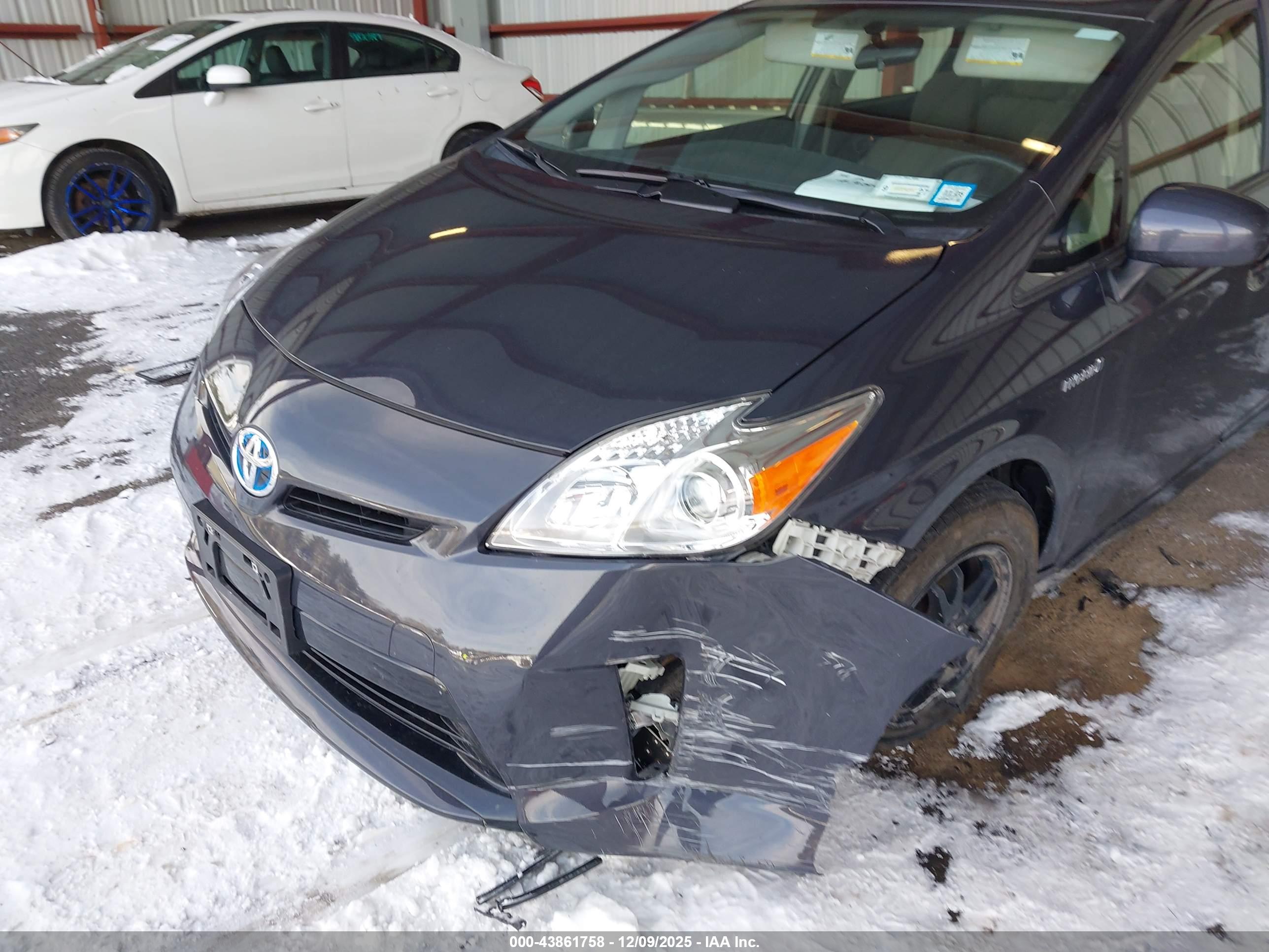 TOYOTA PRIUS image 6