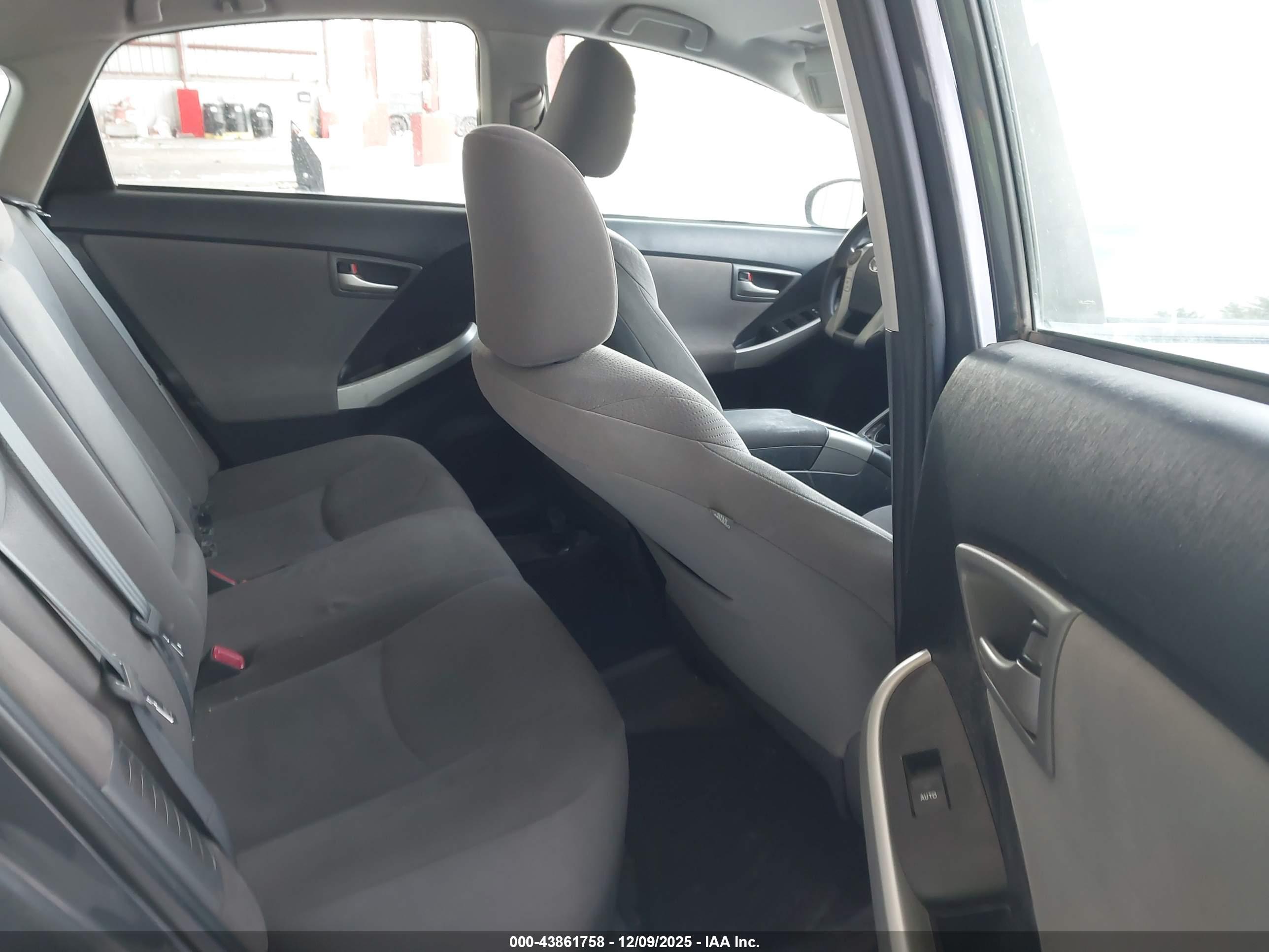 TOYOTA PRIUS image 8