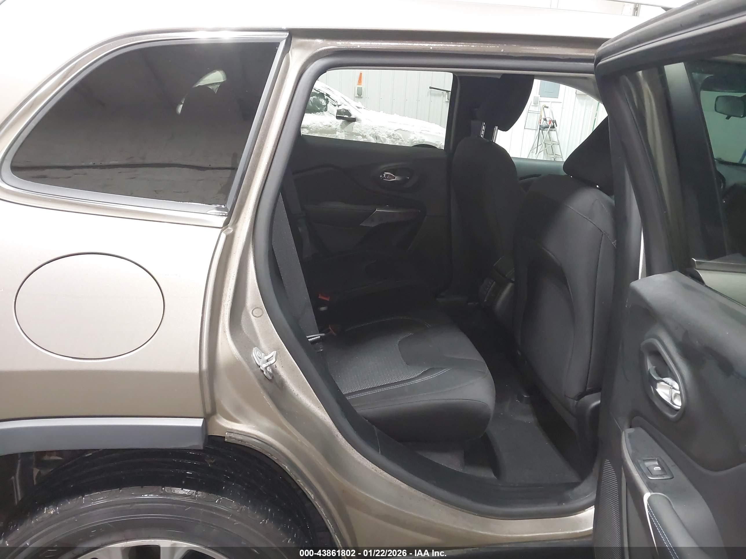 JEEP CHEROKEE image 8
