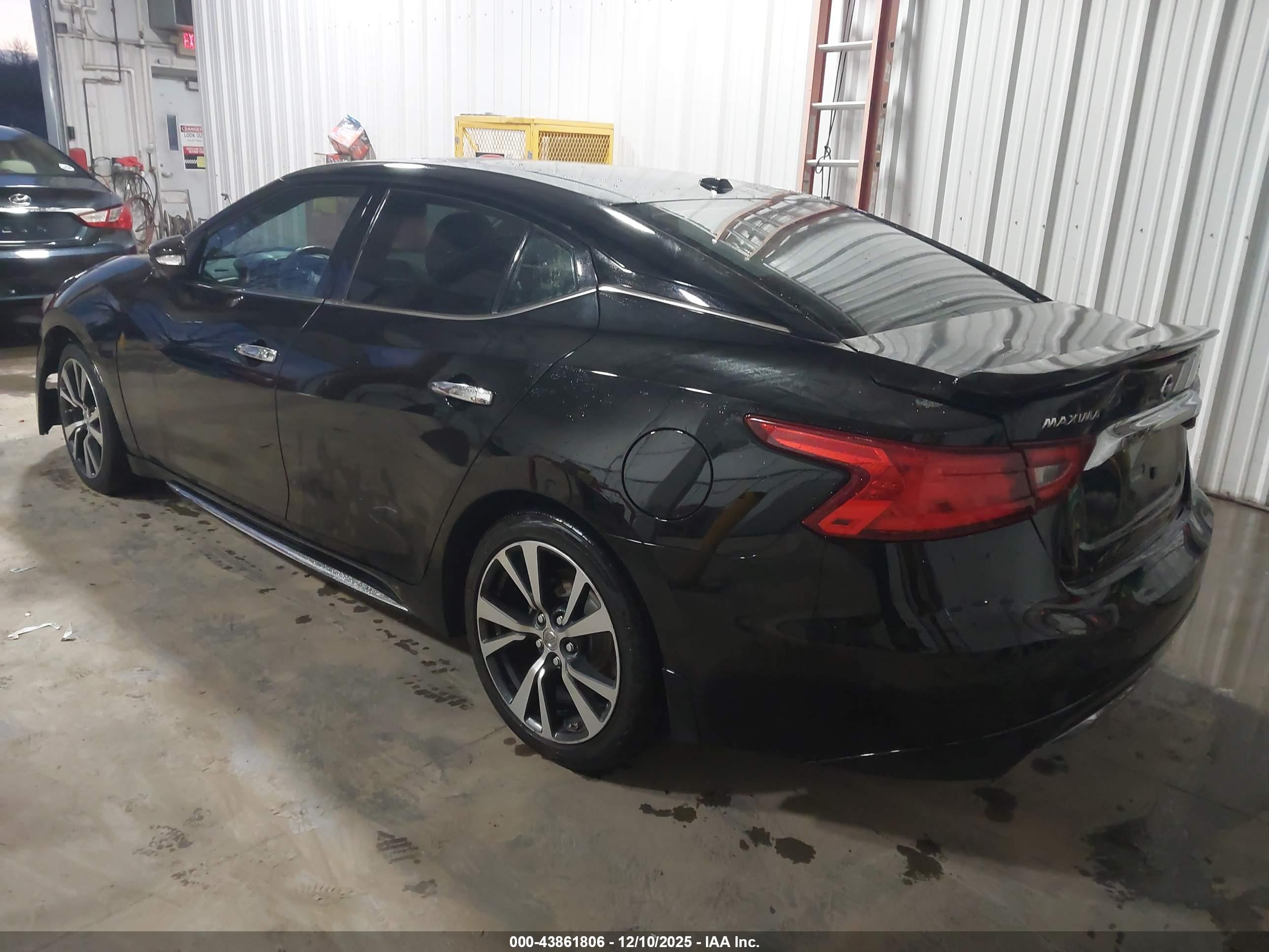 NISSAN MAXIMA image 3