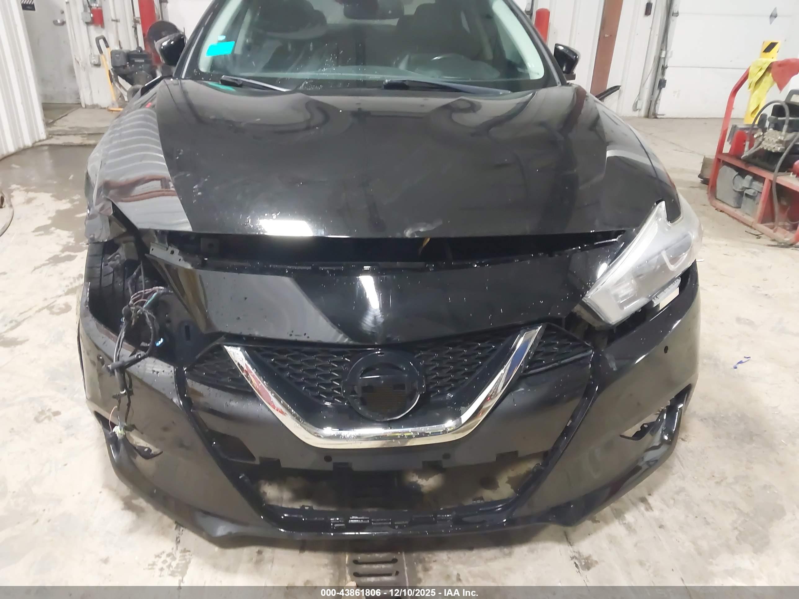 NISSAN MAXIMA image 6