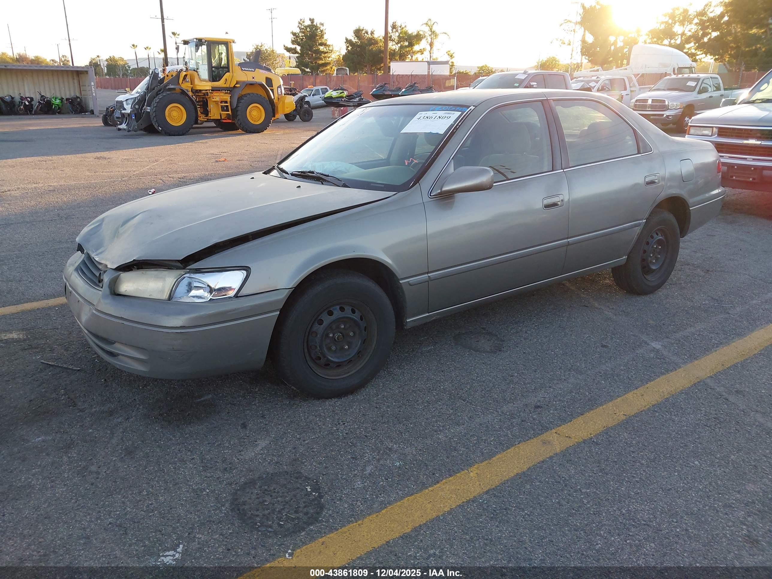 TOYOTA CAMRY image 2