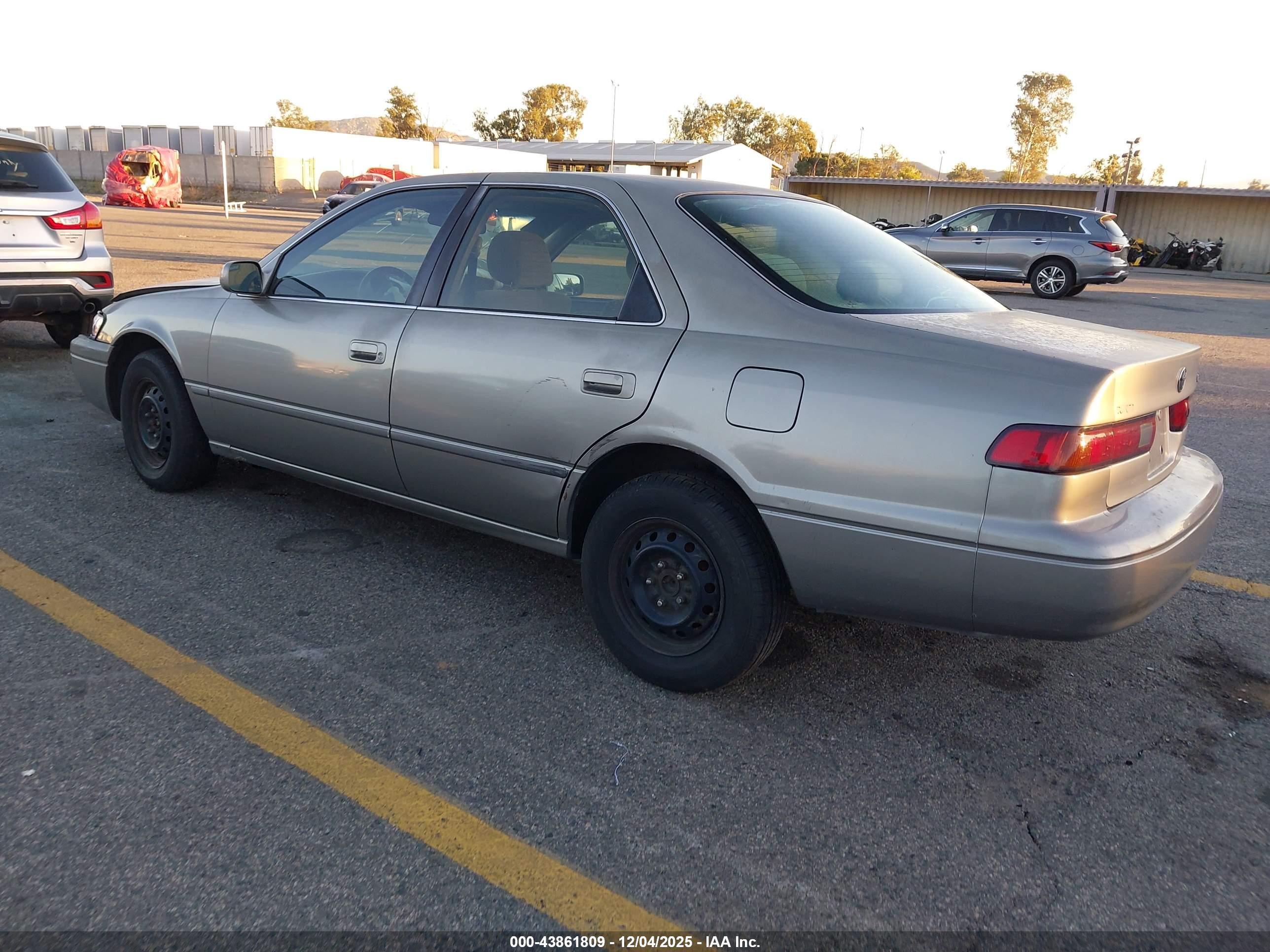 TOYOTA CAMRY image 3