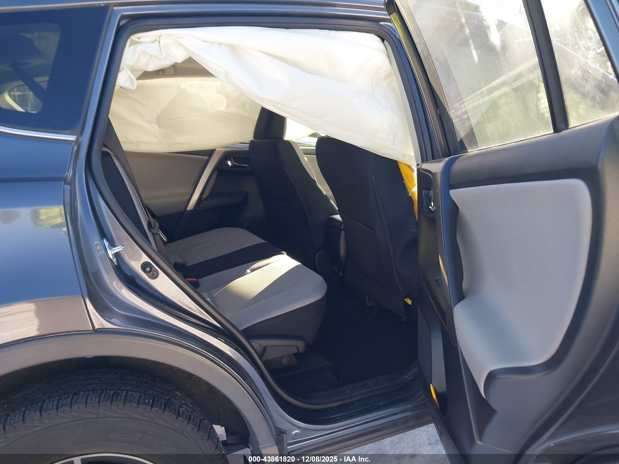 TOYOTA RAV4 image 8