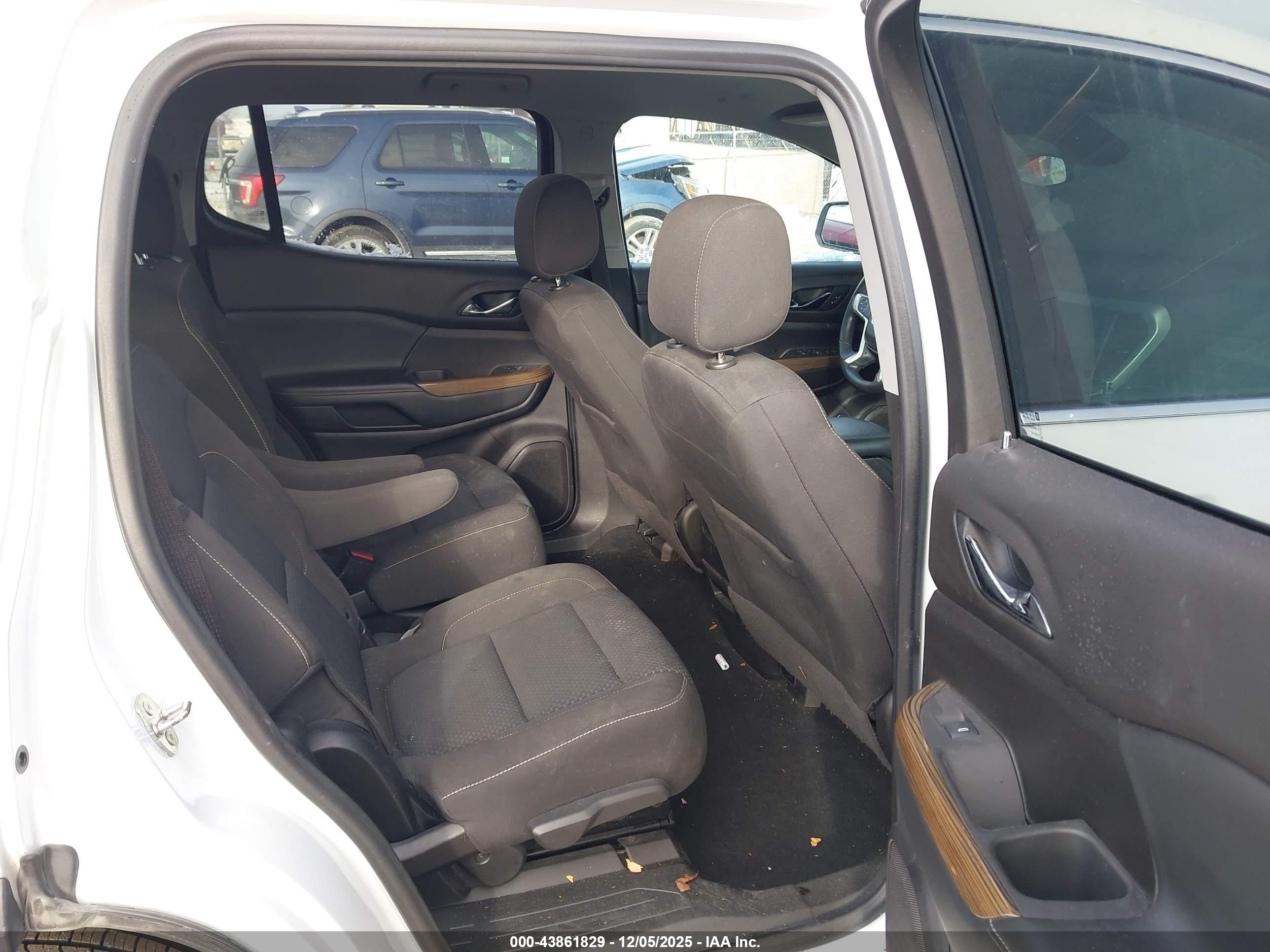 GMC ACADIA image 8