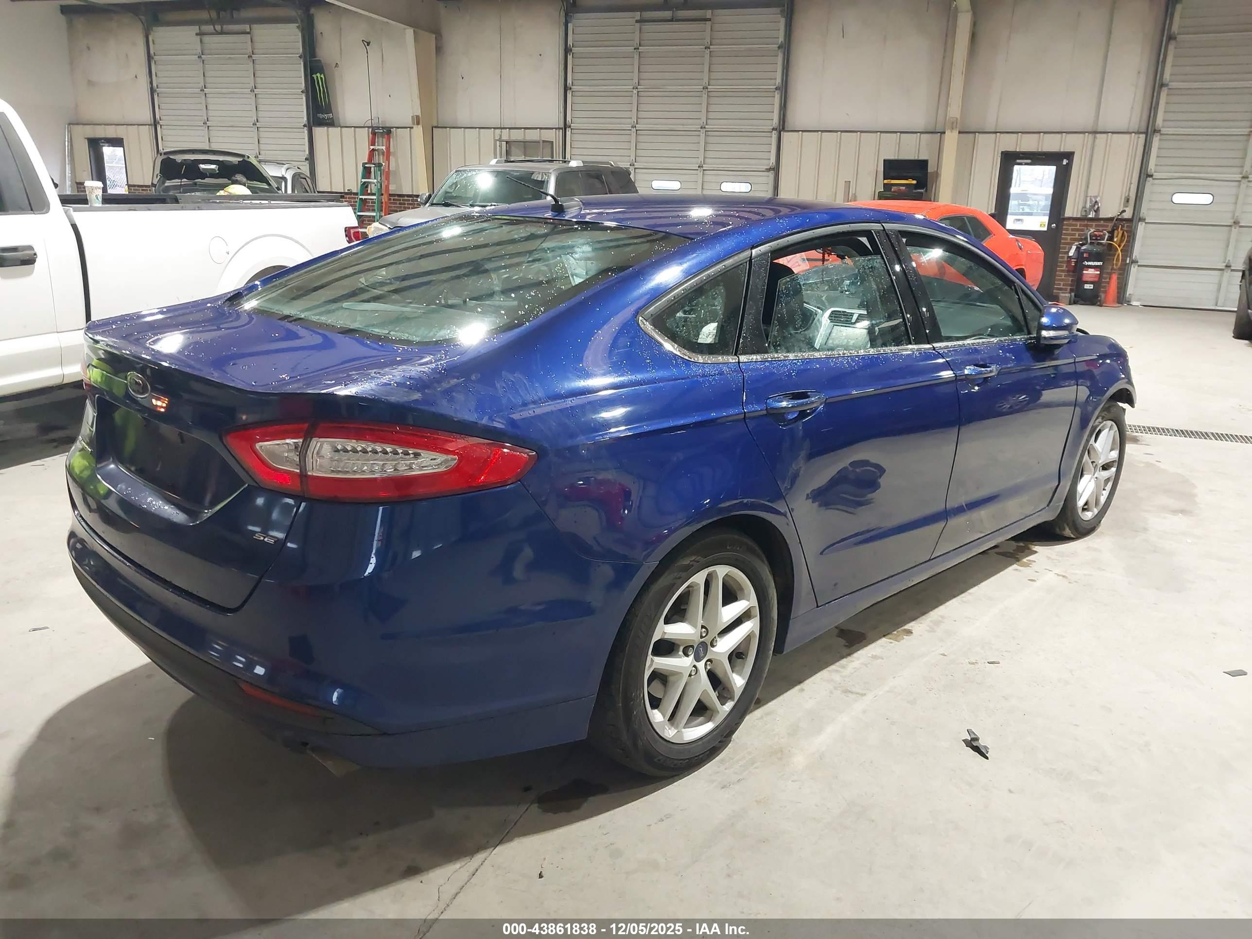FORD FUSION image 4