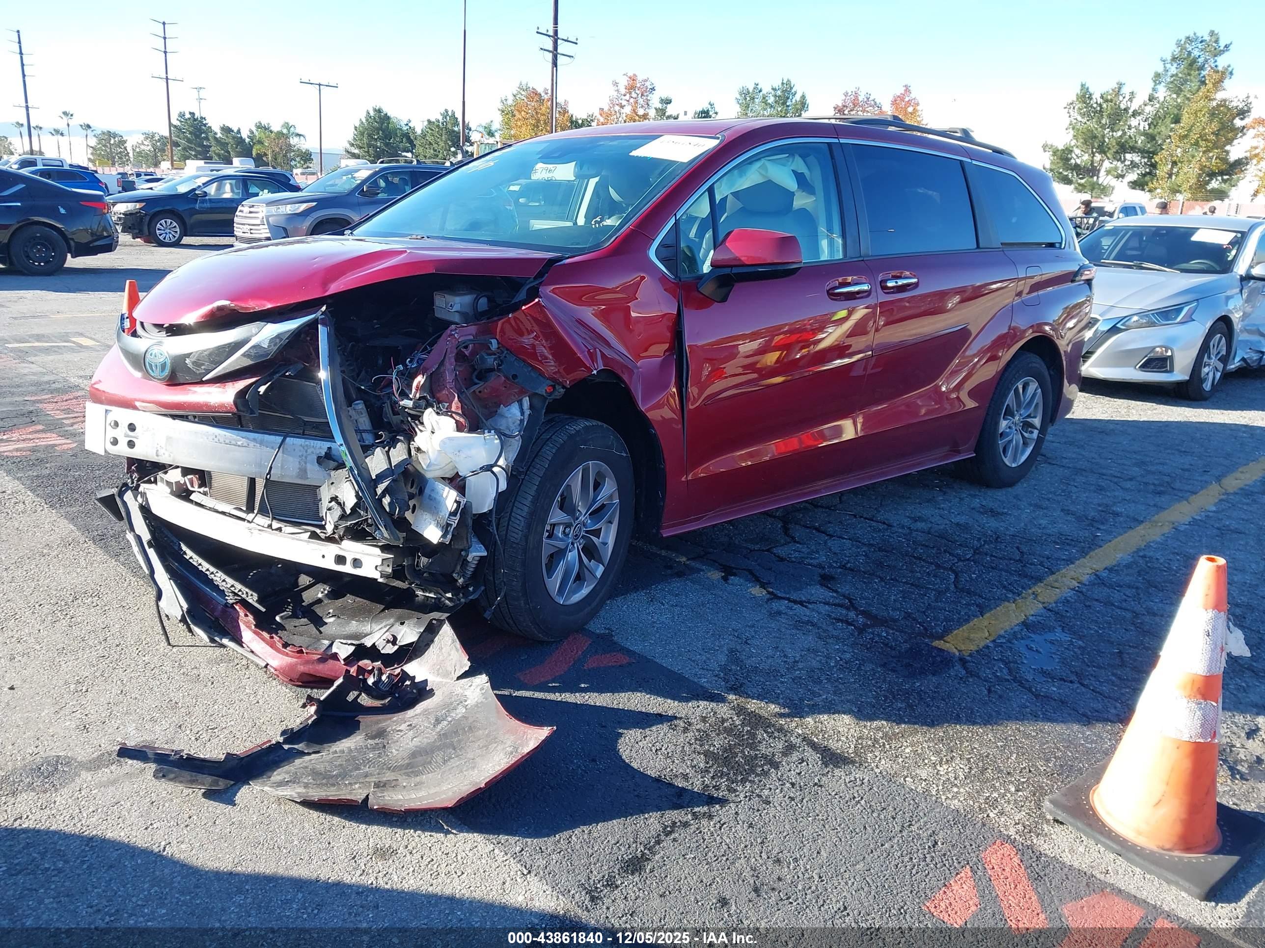 TOYOTA SIENNA image 2