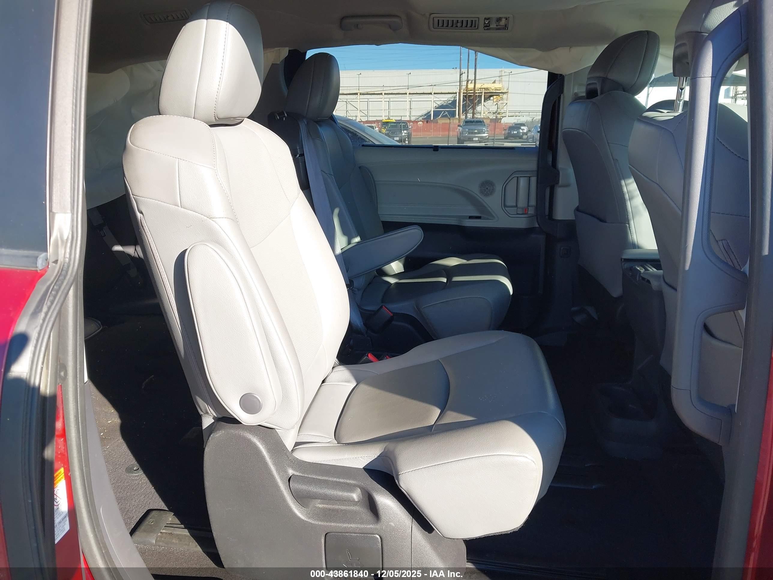 TOYOTA SIENNA image 8