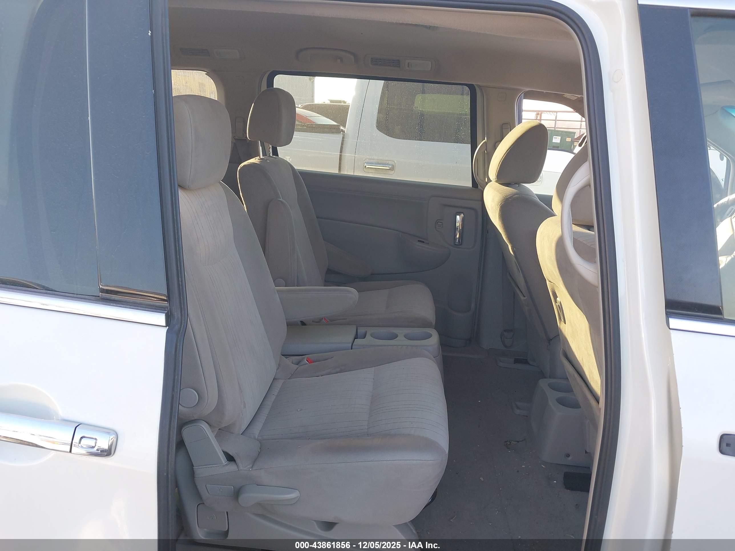 NISSAN QUEST image 8