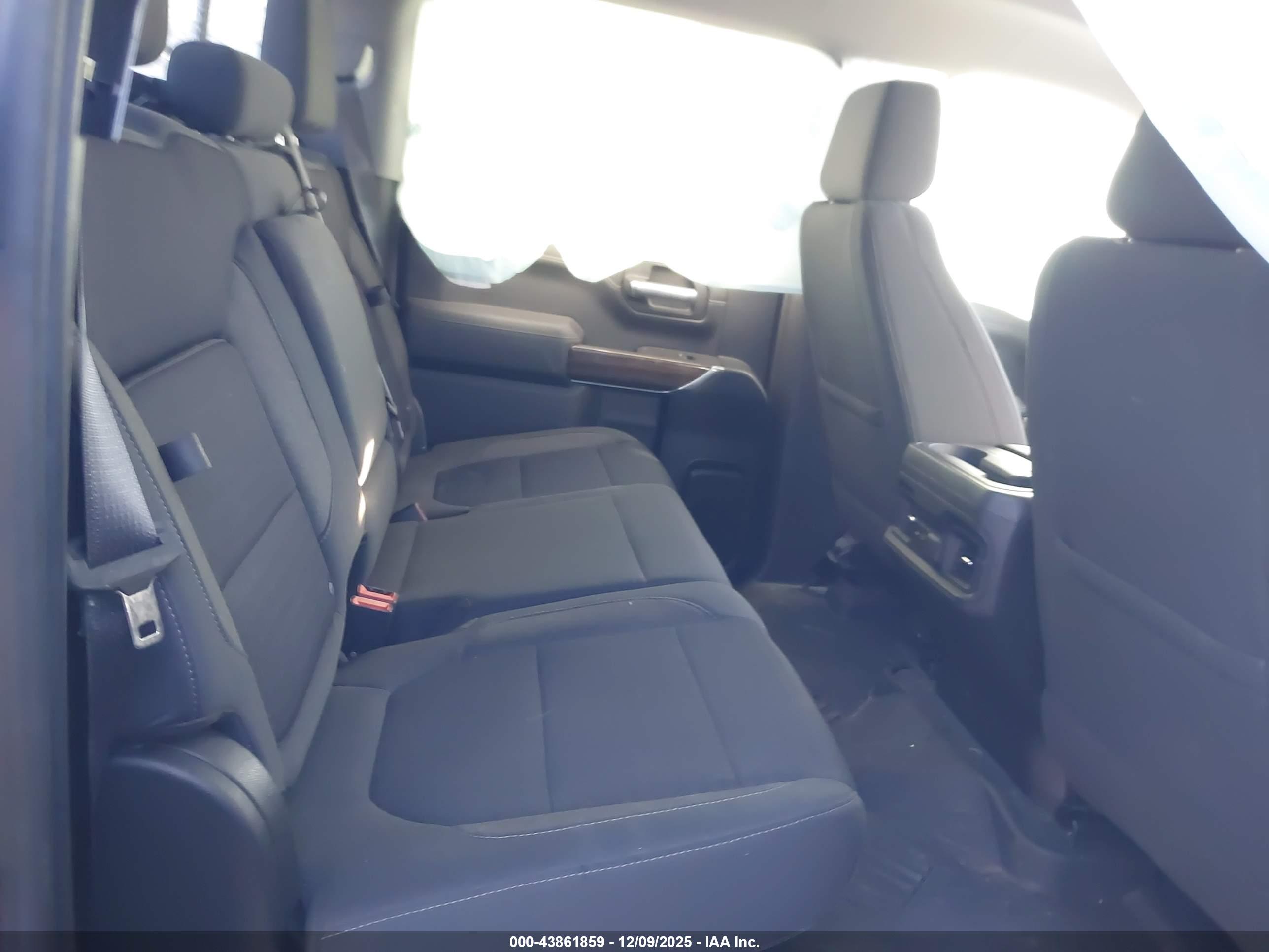 CHEVROLET SILVERADO image 8