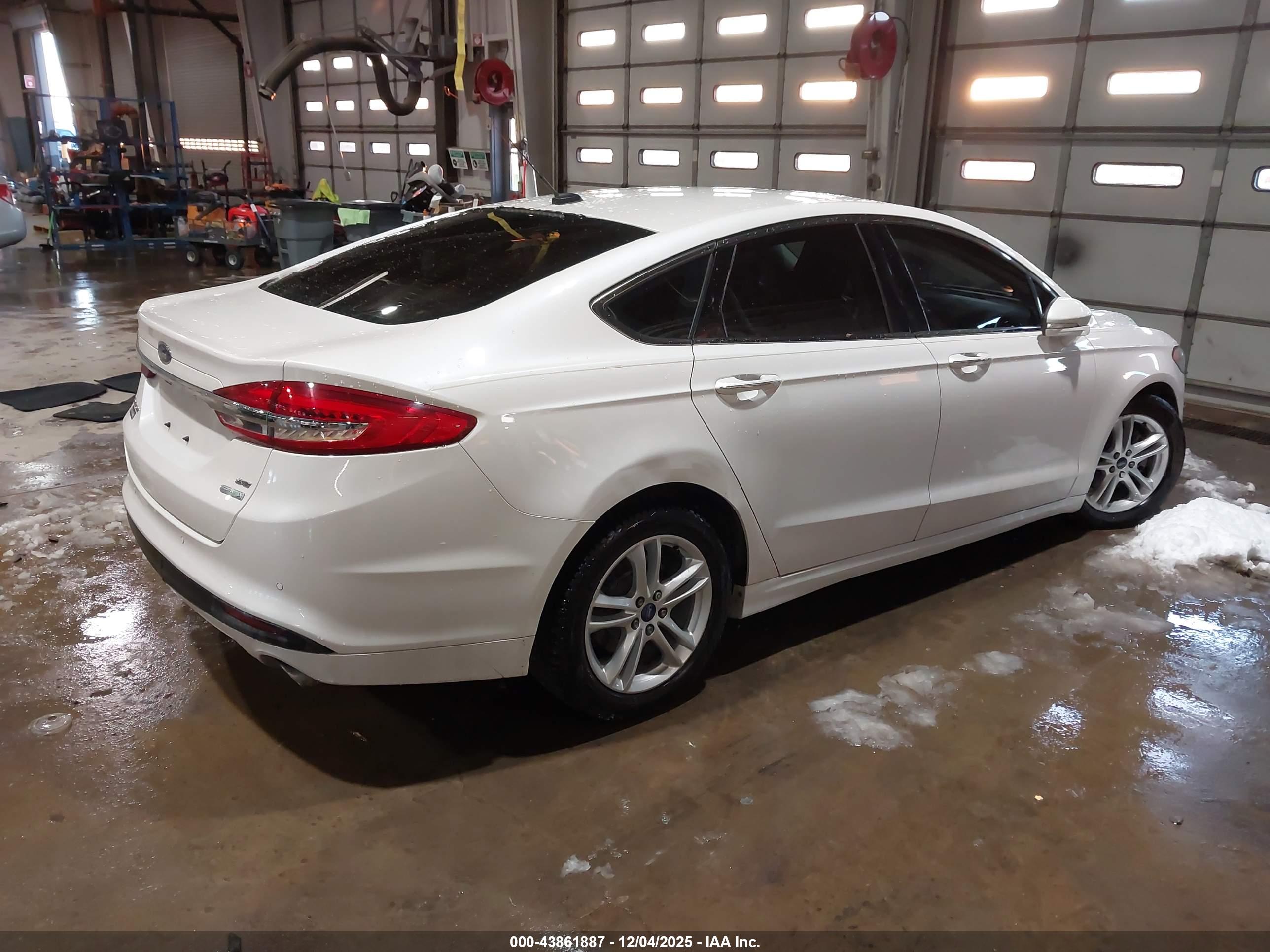 FORD FUSION image 4