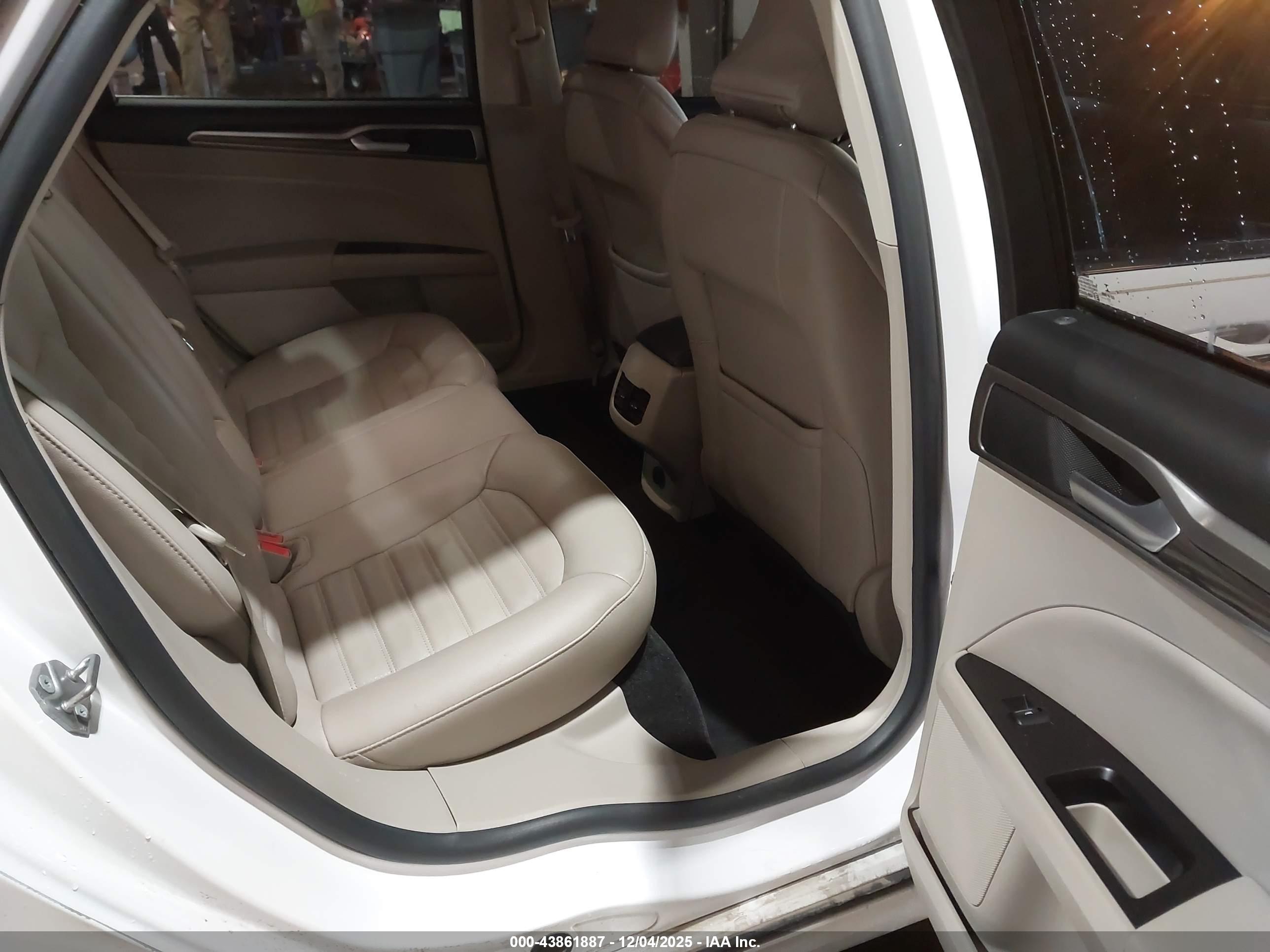 FORD FUSION image 8