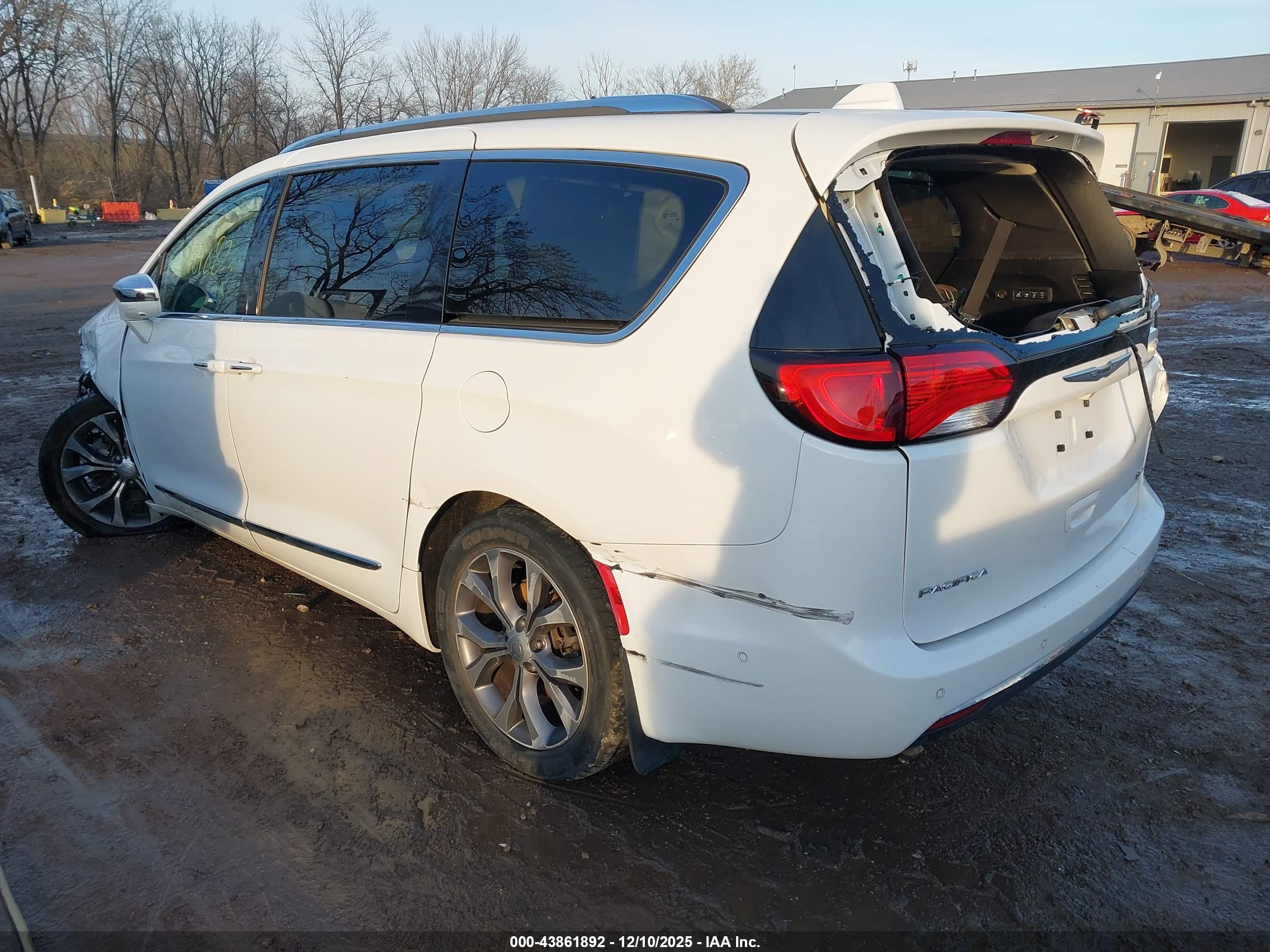 CHRYSLER PACIFICA image 3