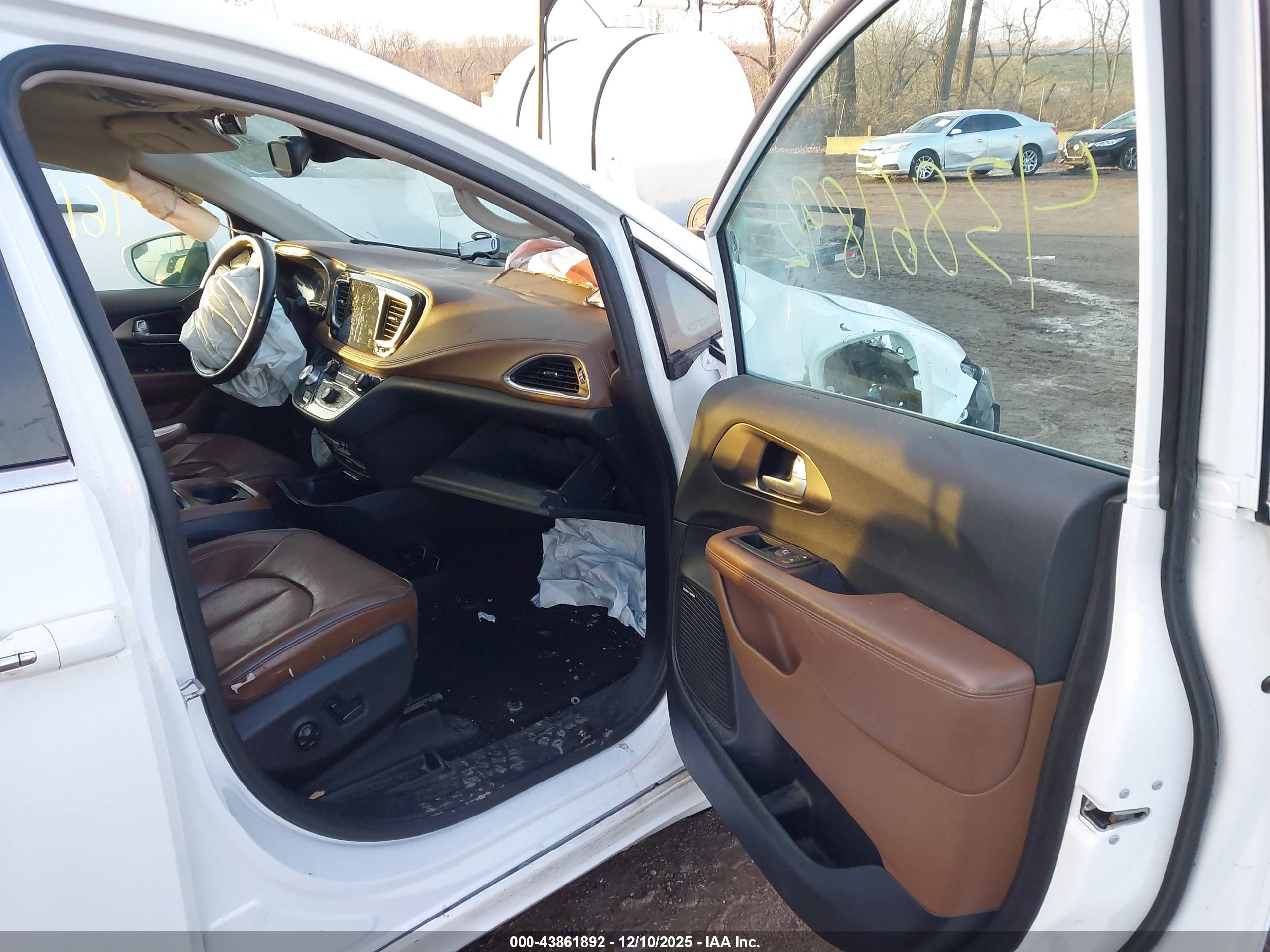 CHRYSLER PACIFICA image 5