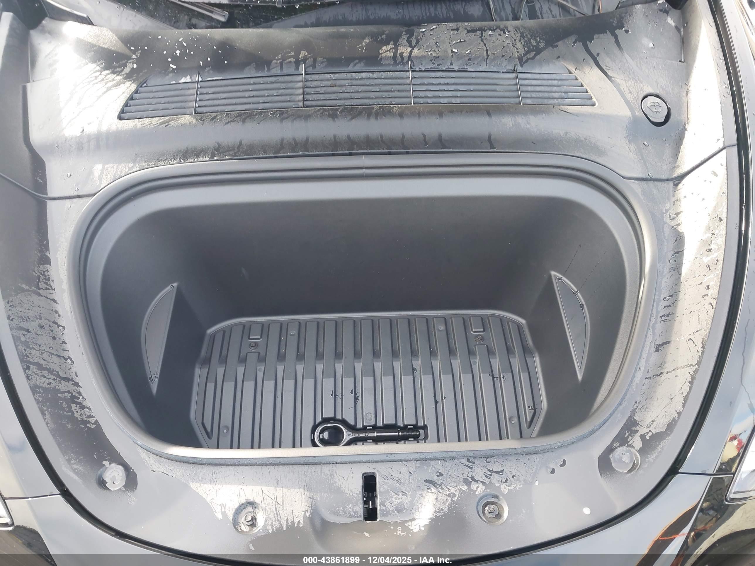 TESLA MODEL image 10
