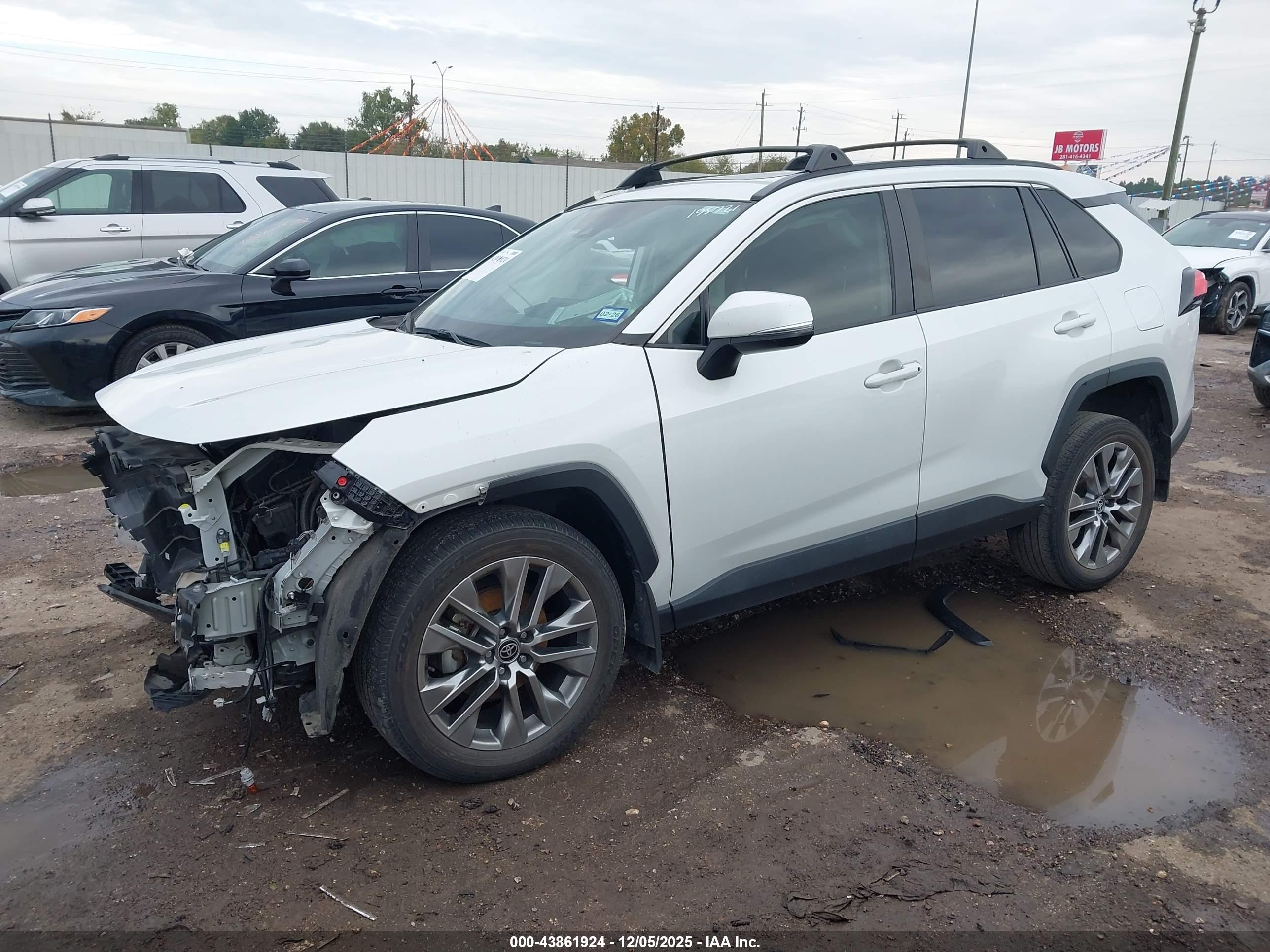 TOYOTA RAV4 image 2