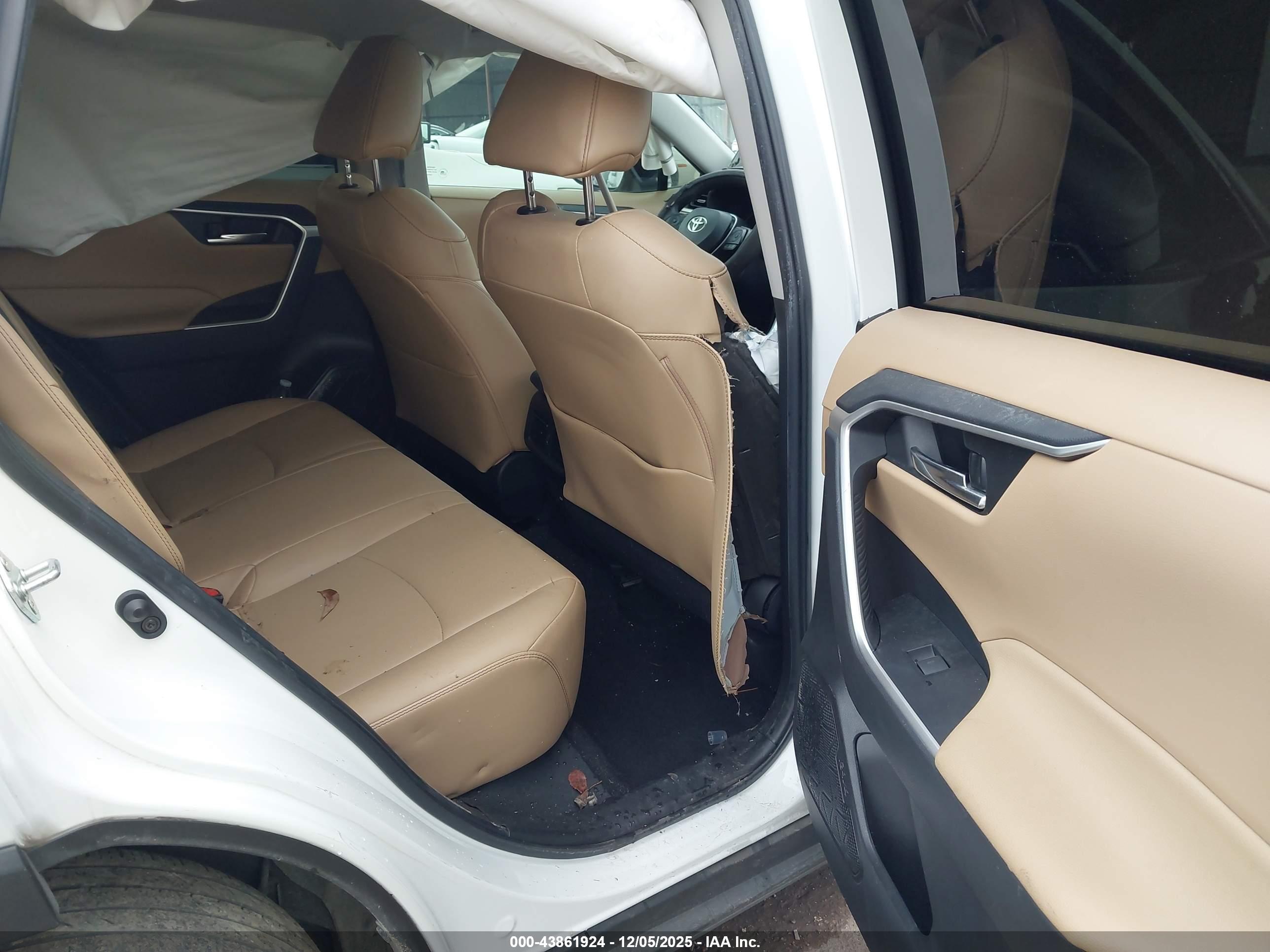 TOYOTA RAV4 image 8