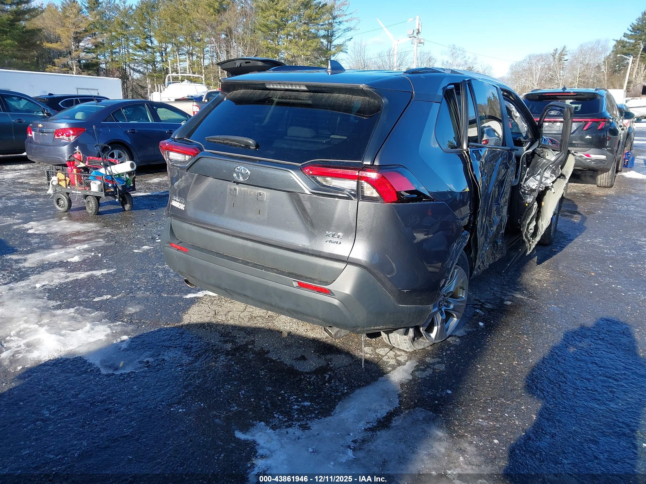 TOYOTA RAV4 image 4