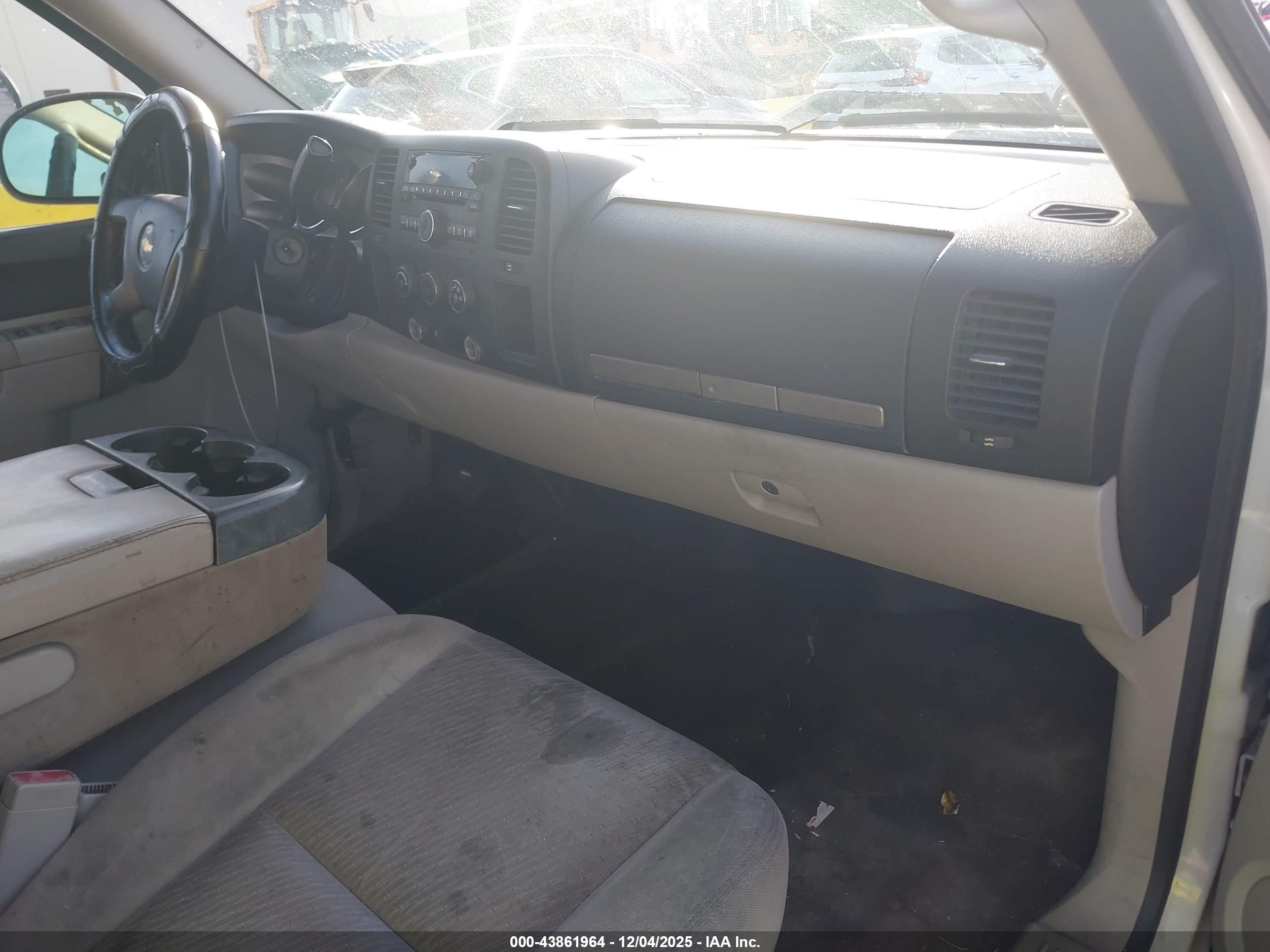 CHEVROLET SILVERADO image 5