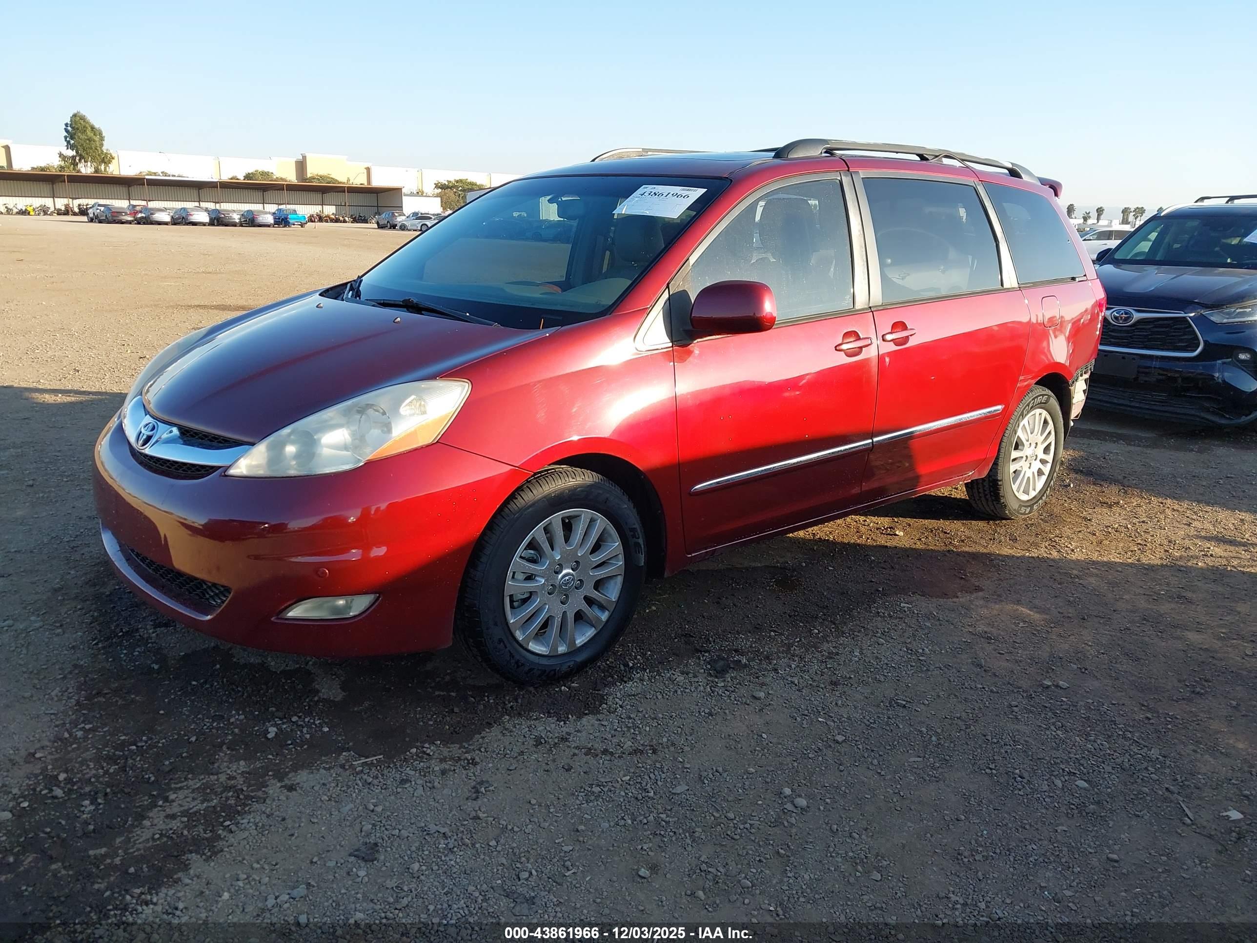 TOYOTA SIENNA image 2