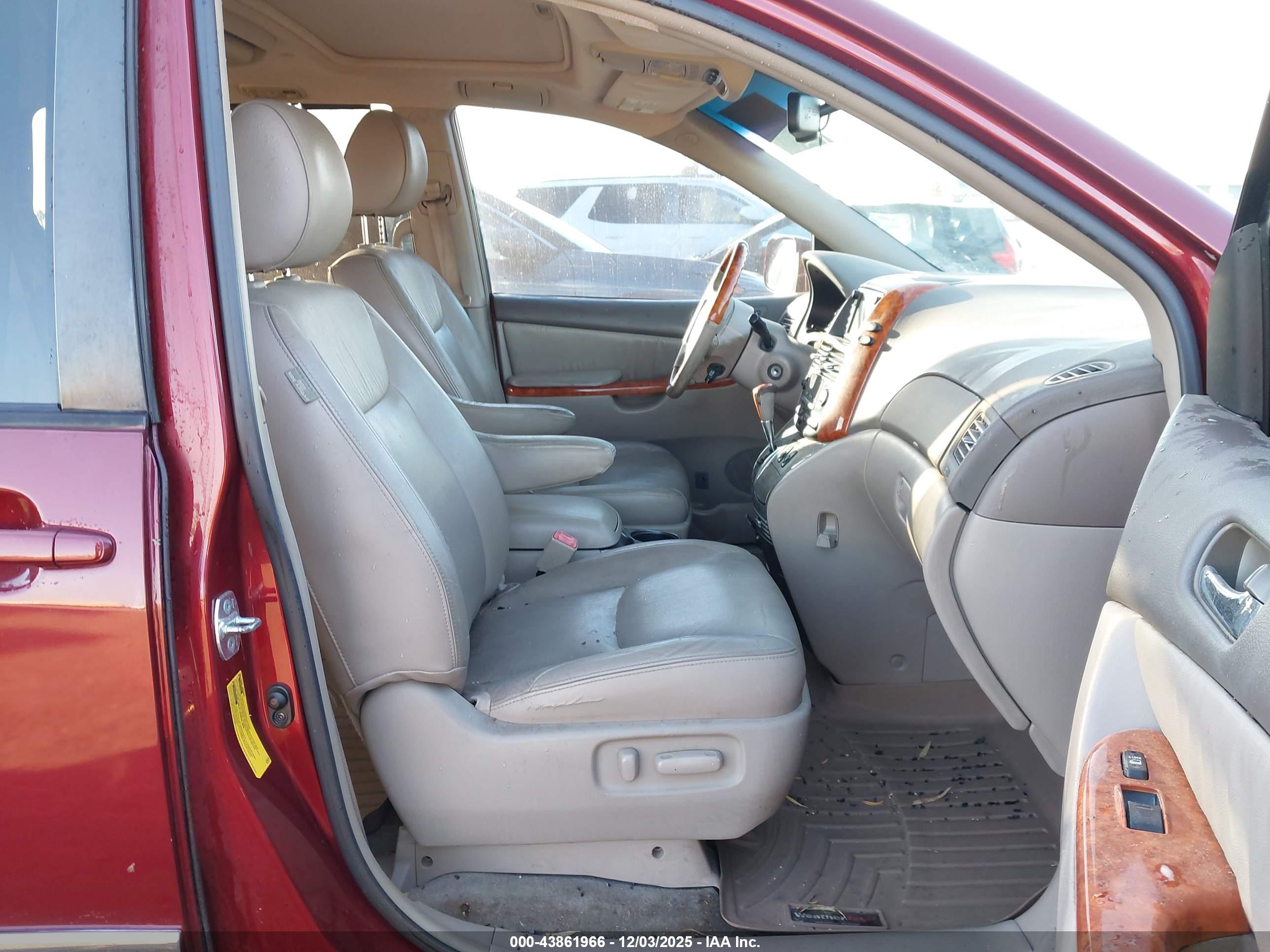 TOYOTA SIENNA image 5