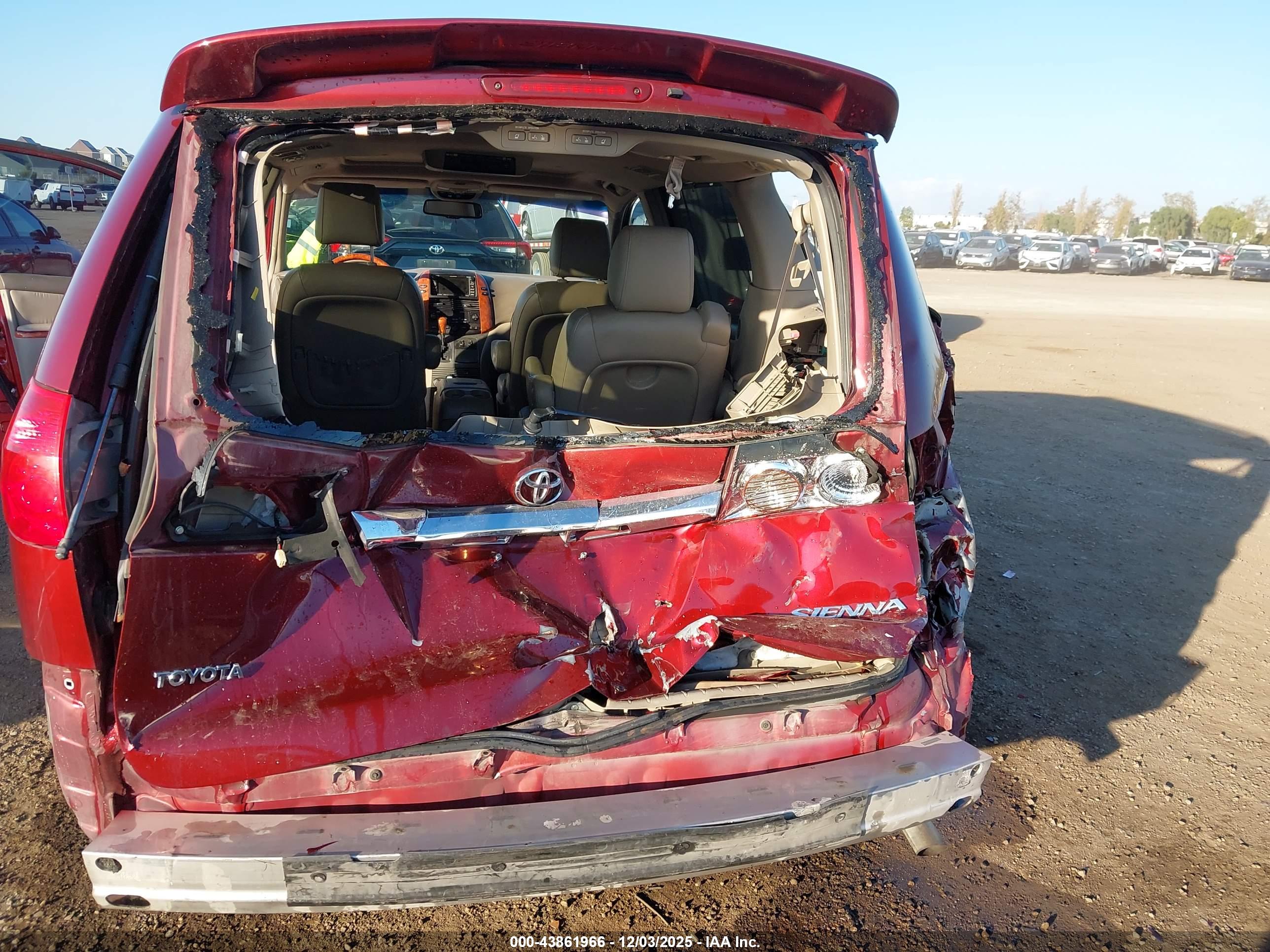 TOYOTA SIENNA image 6