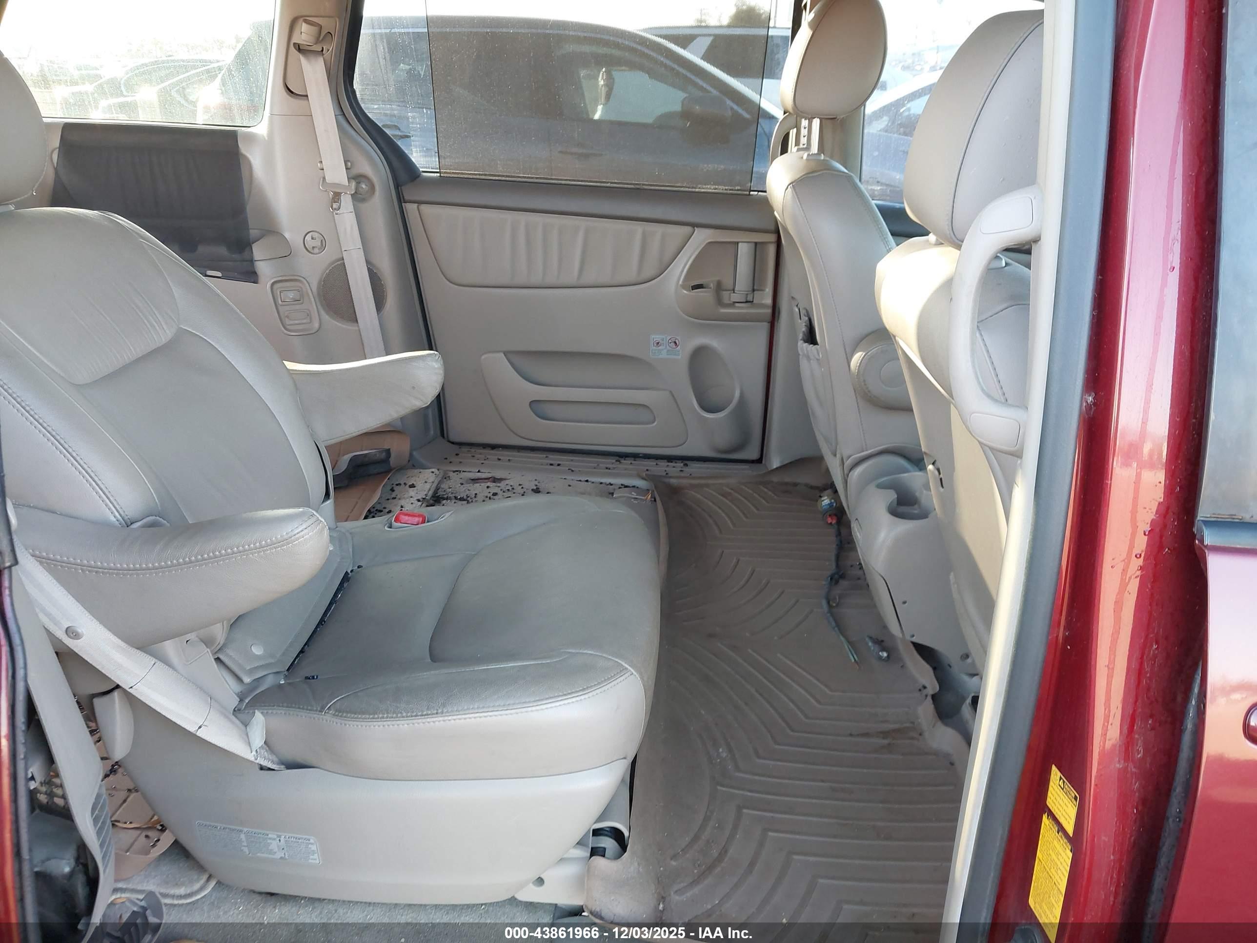 TOYOTA SIENNA image 8