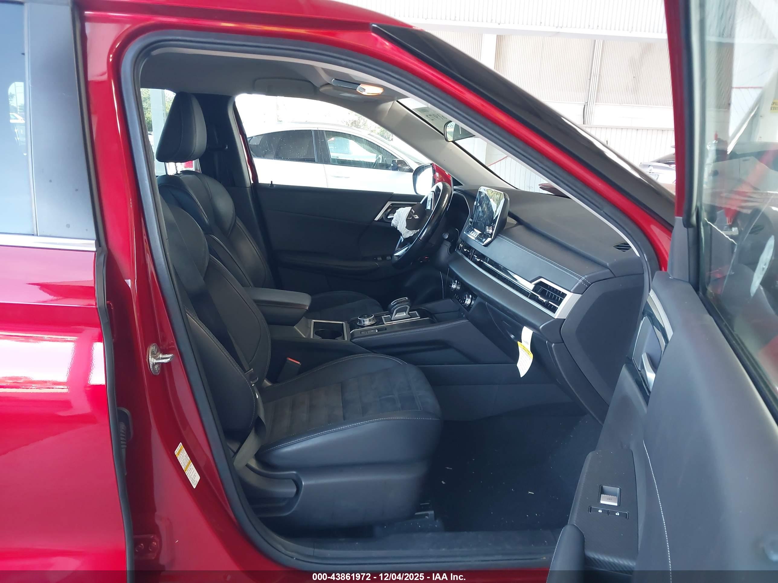 MITSUBISHI OUTLANDER image 5