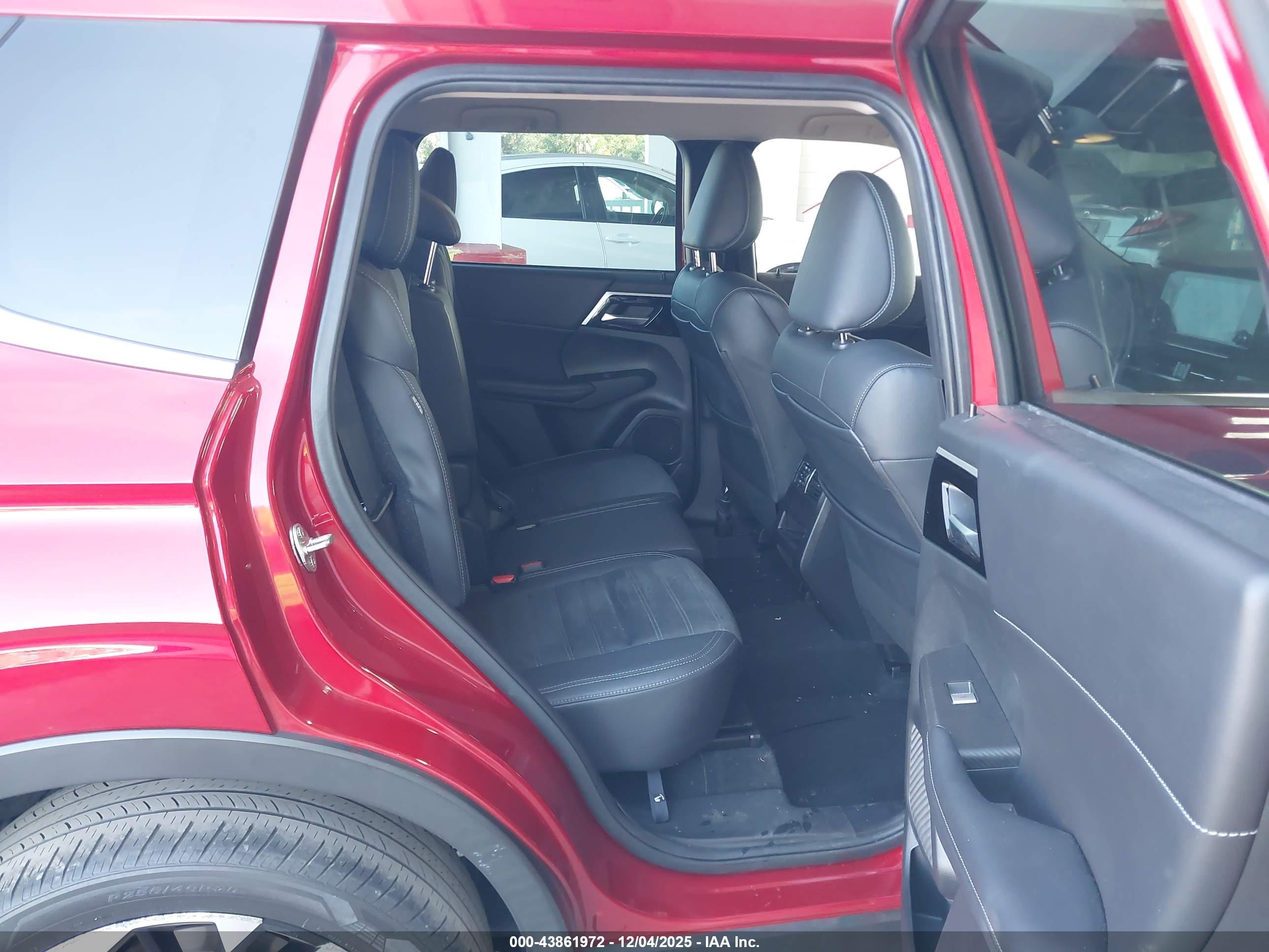 MITSUBISHI OUTLANDER image 8