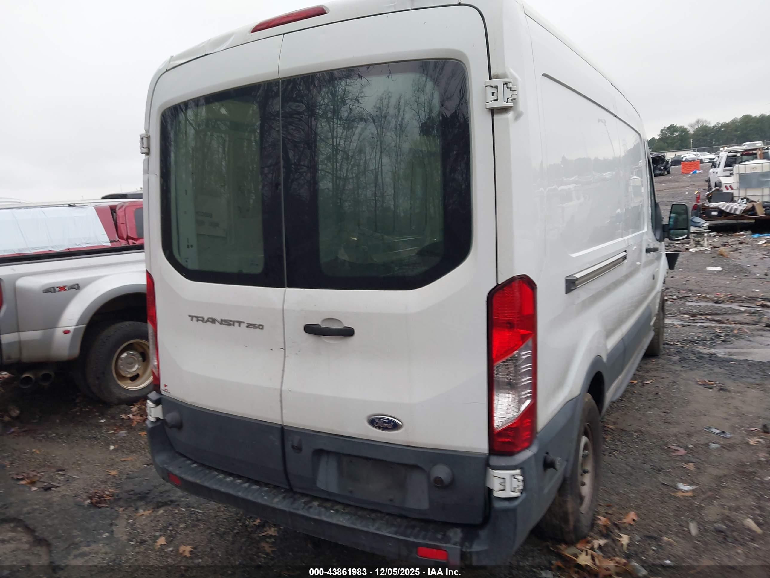 FORD TRANSIT-250 image 4