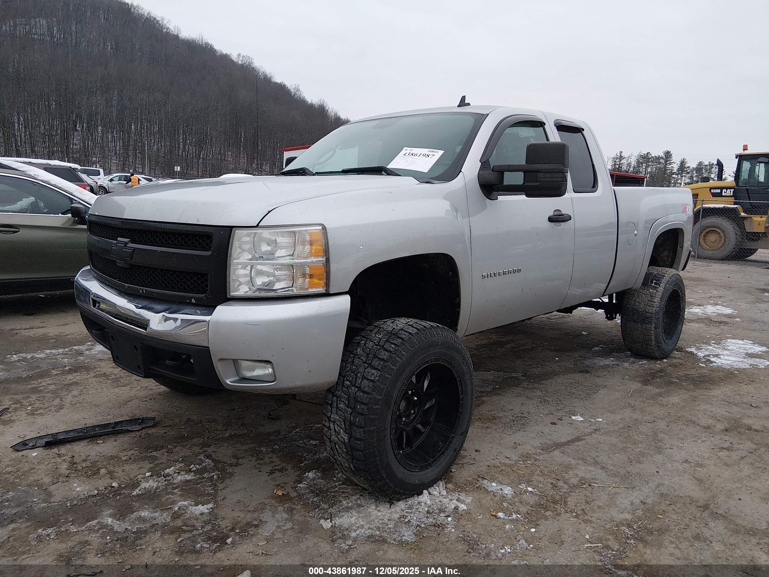 CHEVROLET SILVERADO image 2