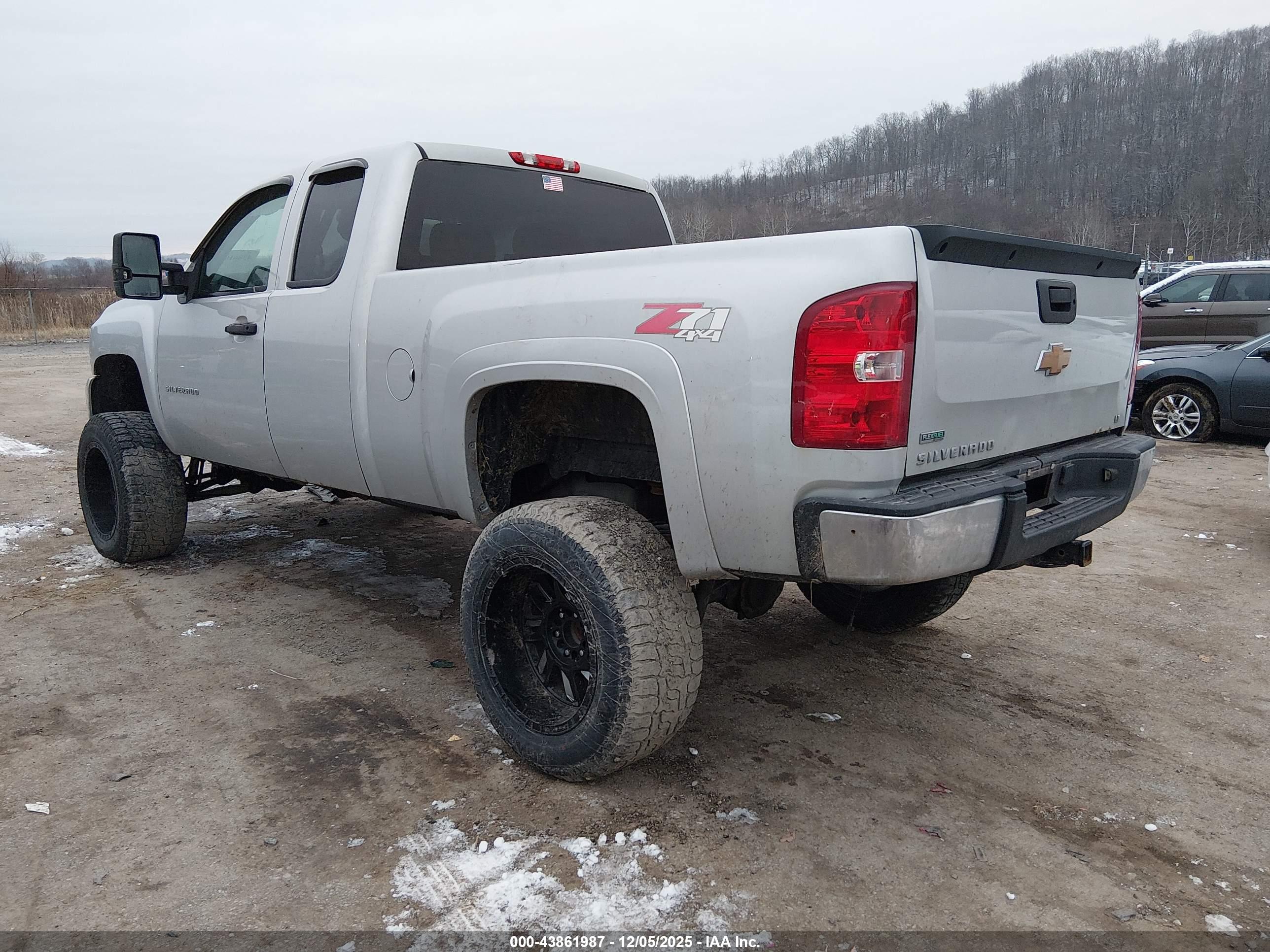 CHEVROLET SILVERADO image 3