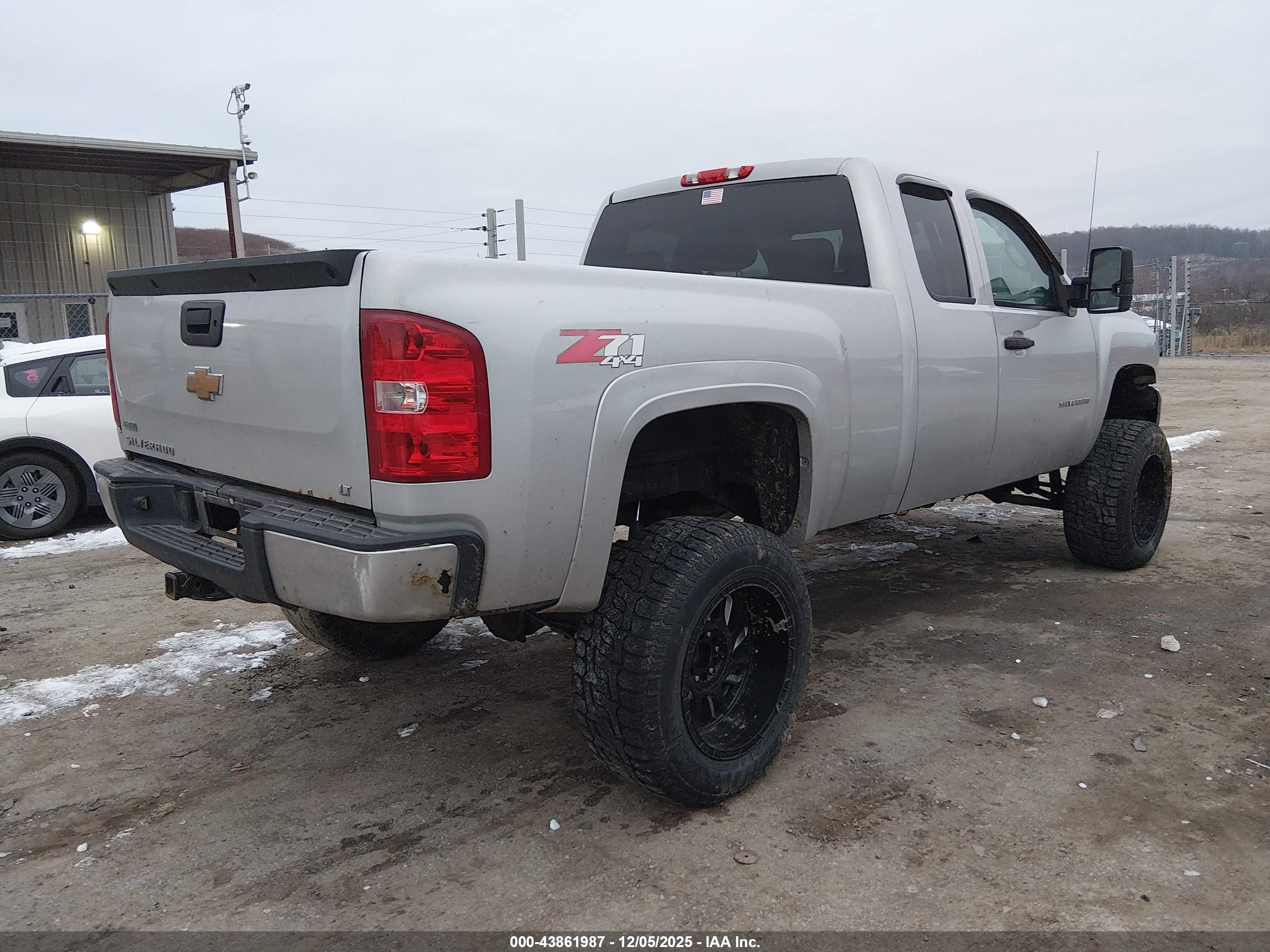 CHEVROLET SILVERADO image 4