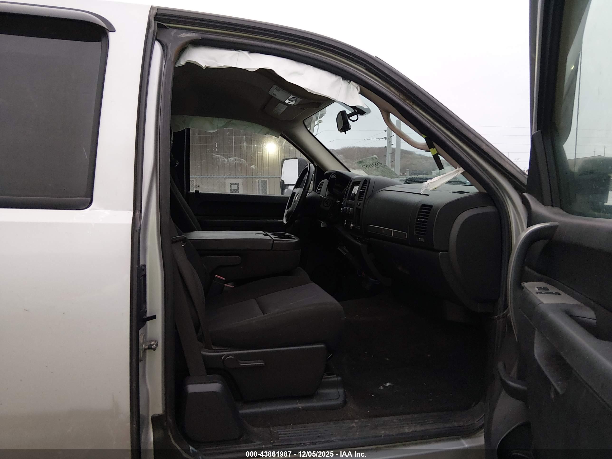 CHEVROLET SILVERADO image 5