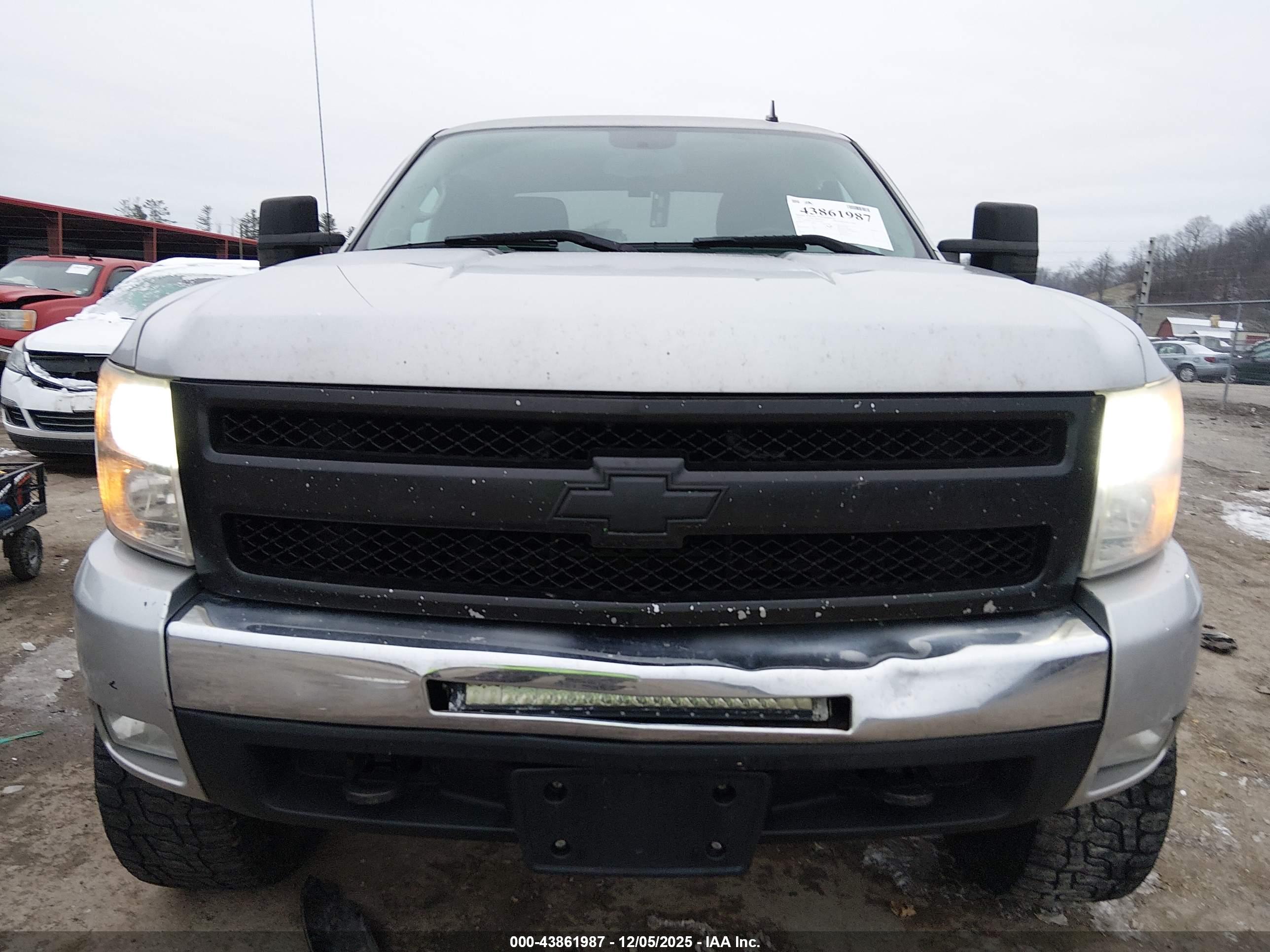CHEVROLET SILVERADO image 6