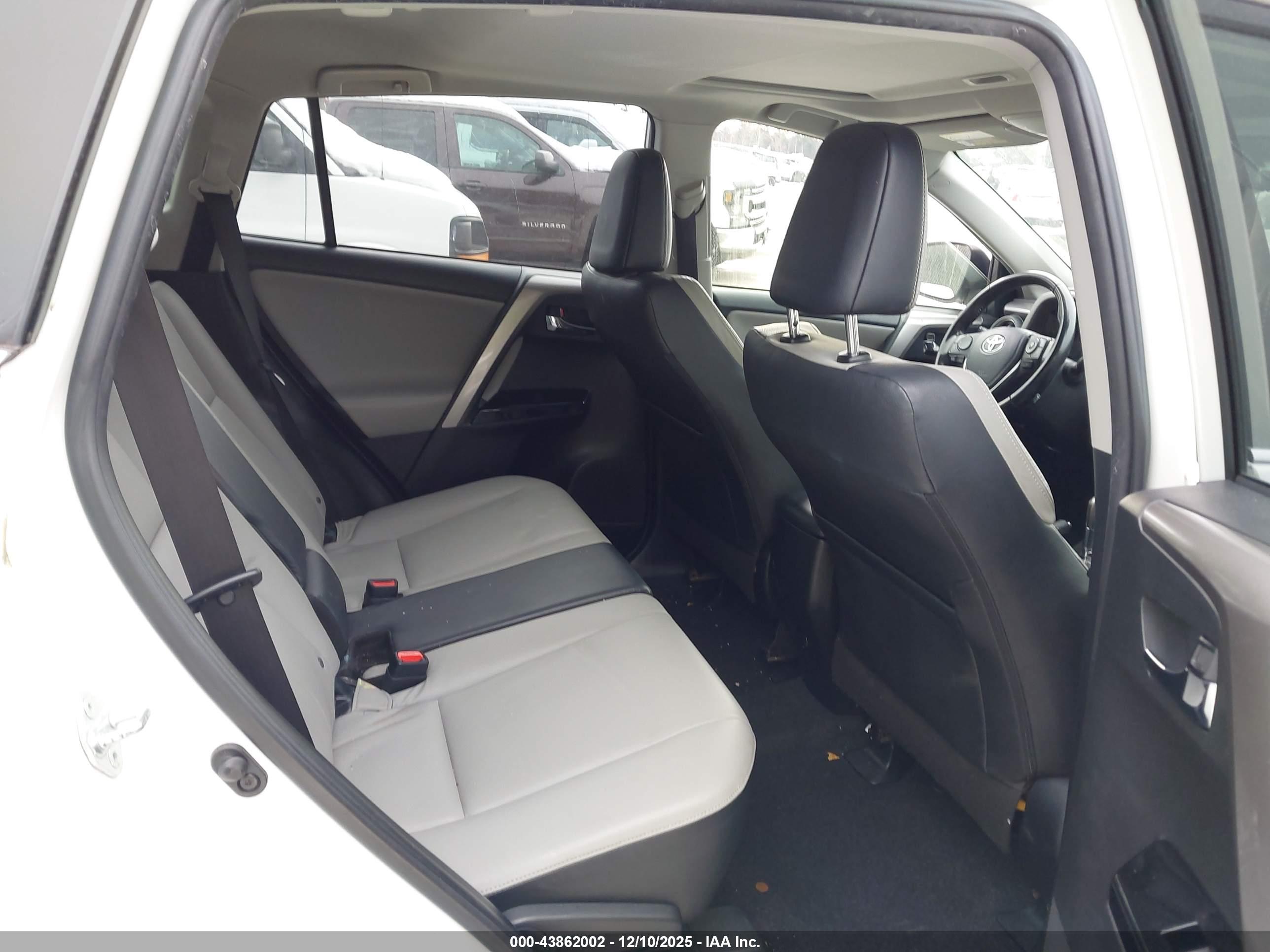TOYOTA RAV4 image 8