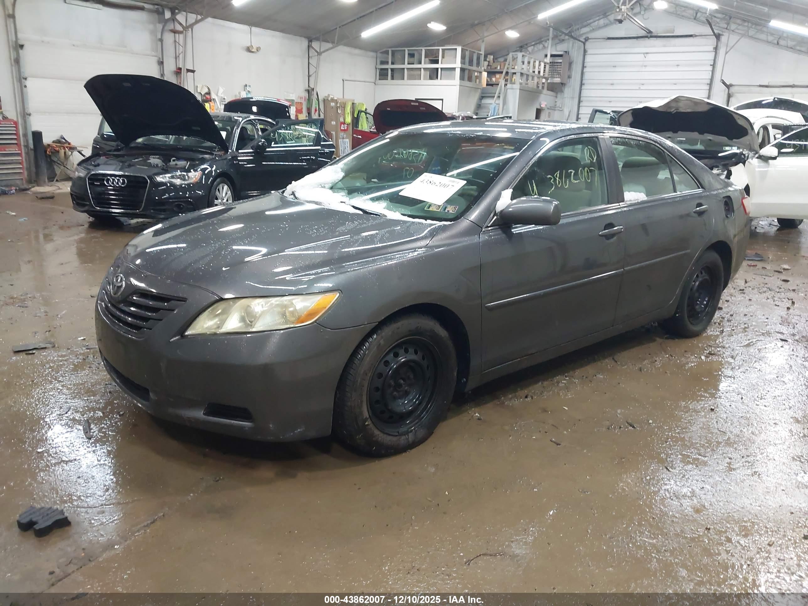TOYOTA CAMRY image 2