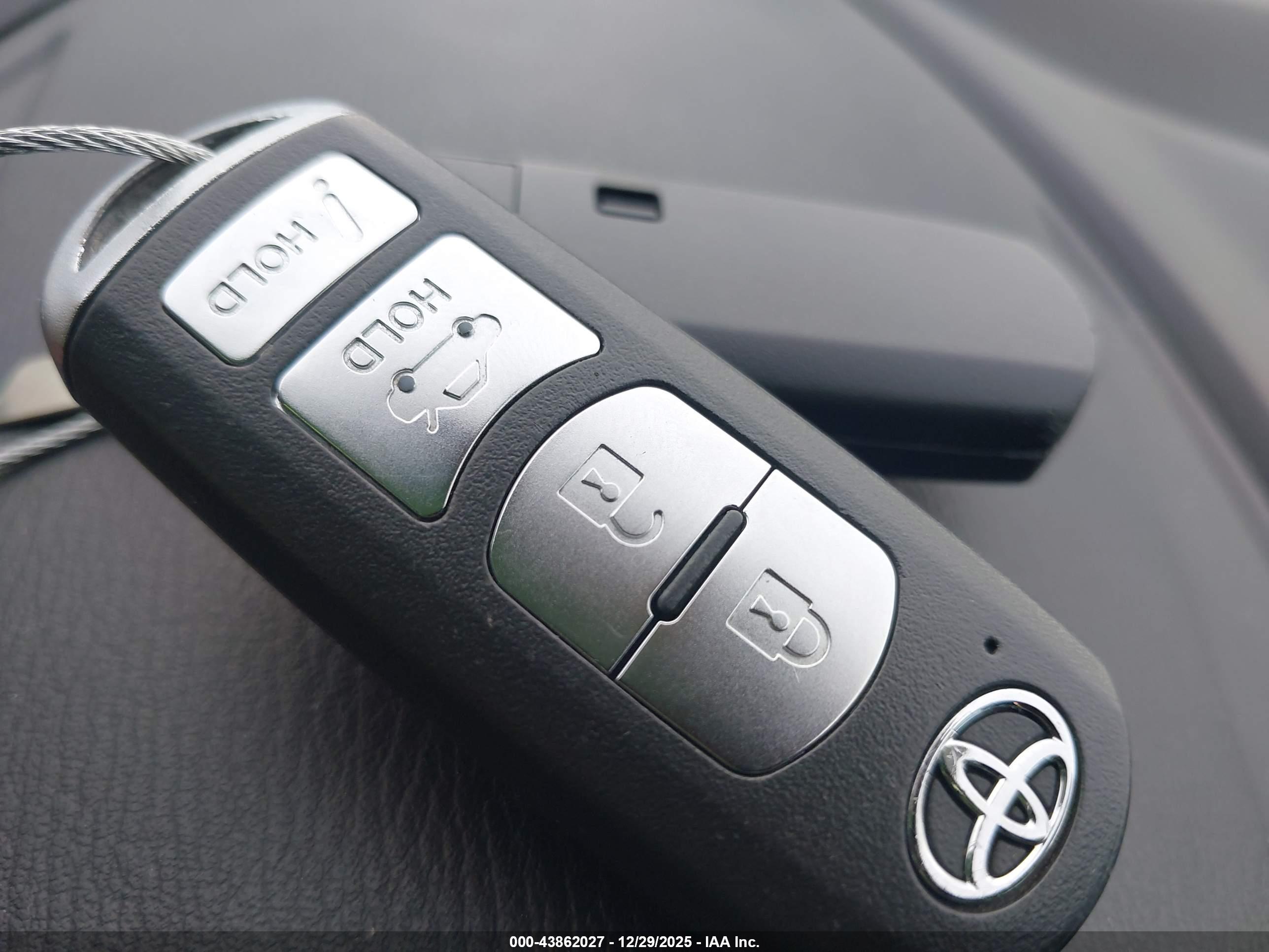 TOYOTA YARIS image 11