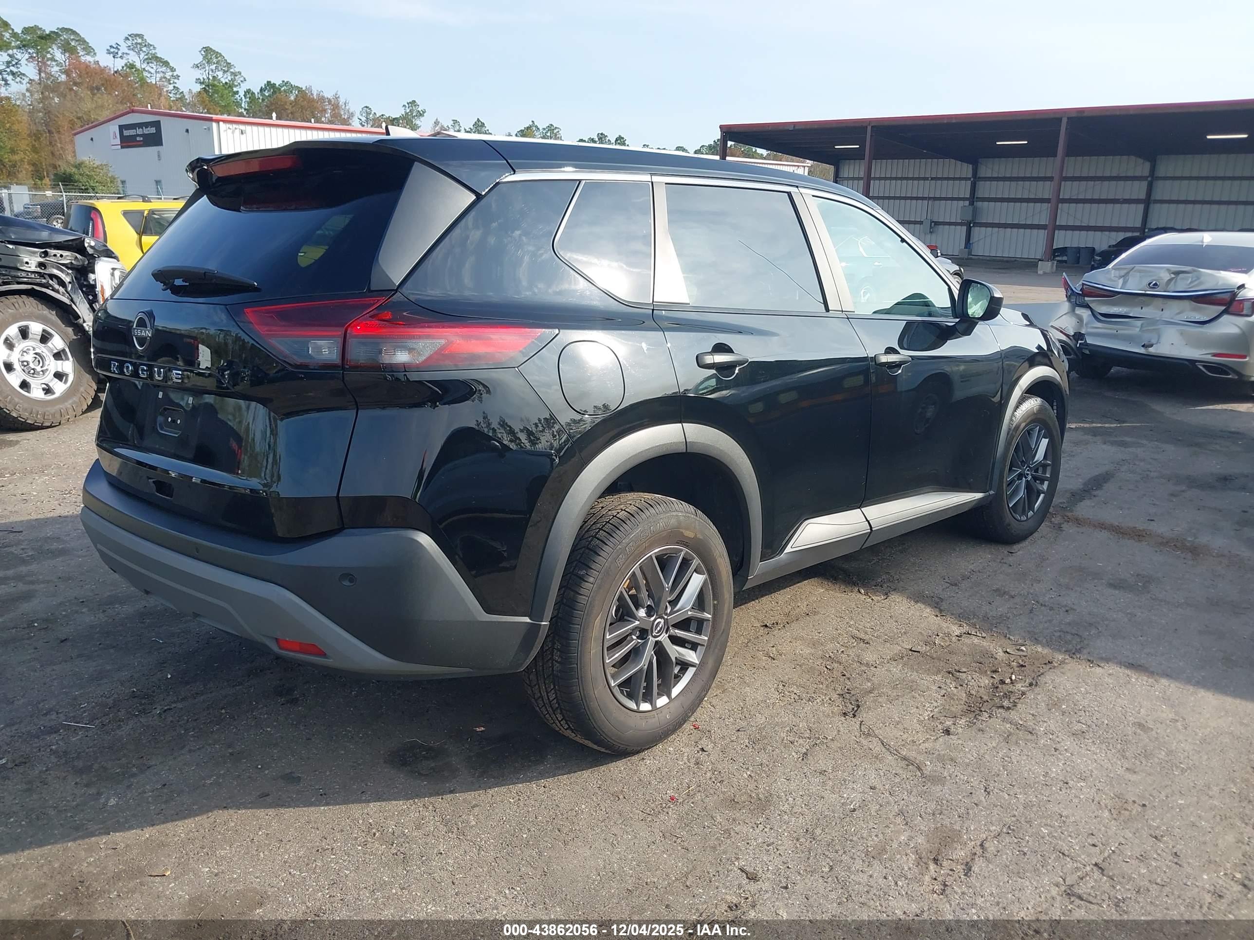 NISSAN ROGUE image 4