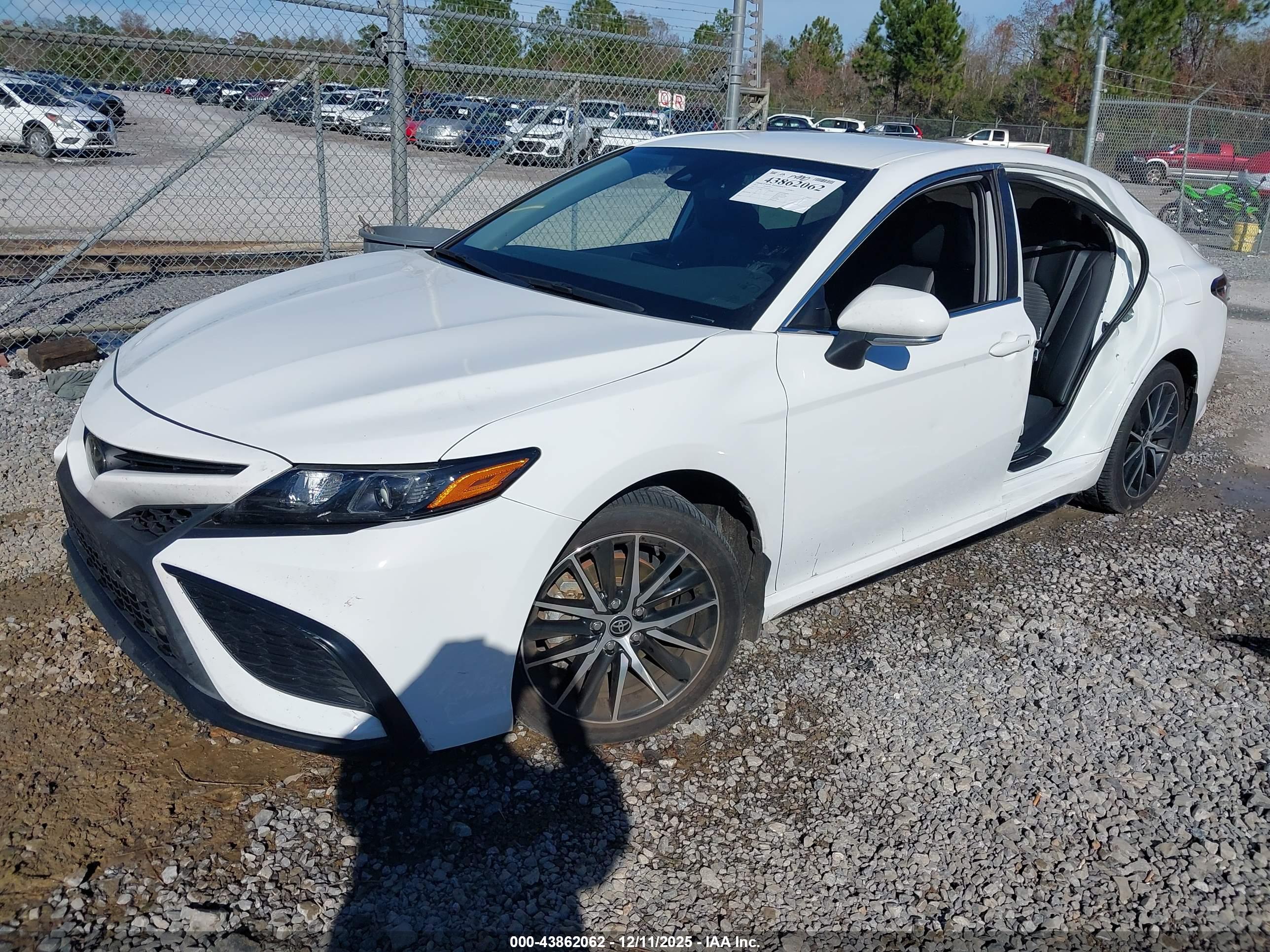 TOYOTA CAMRY image 2