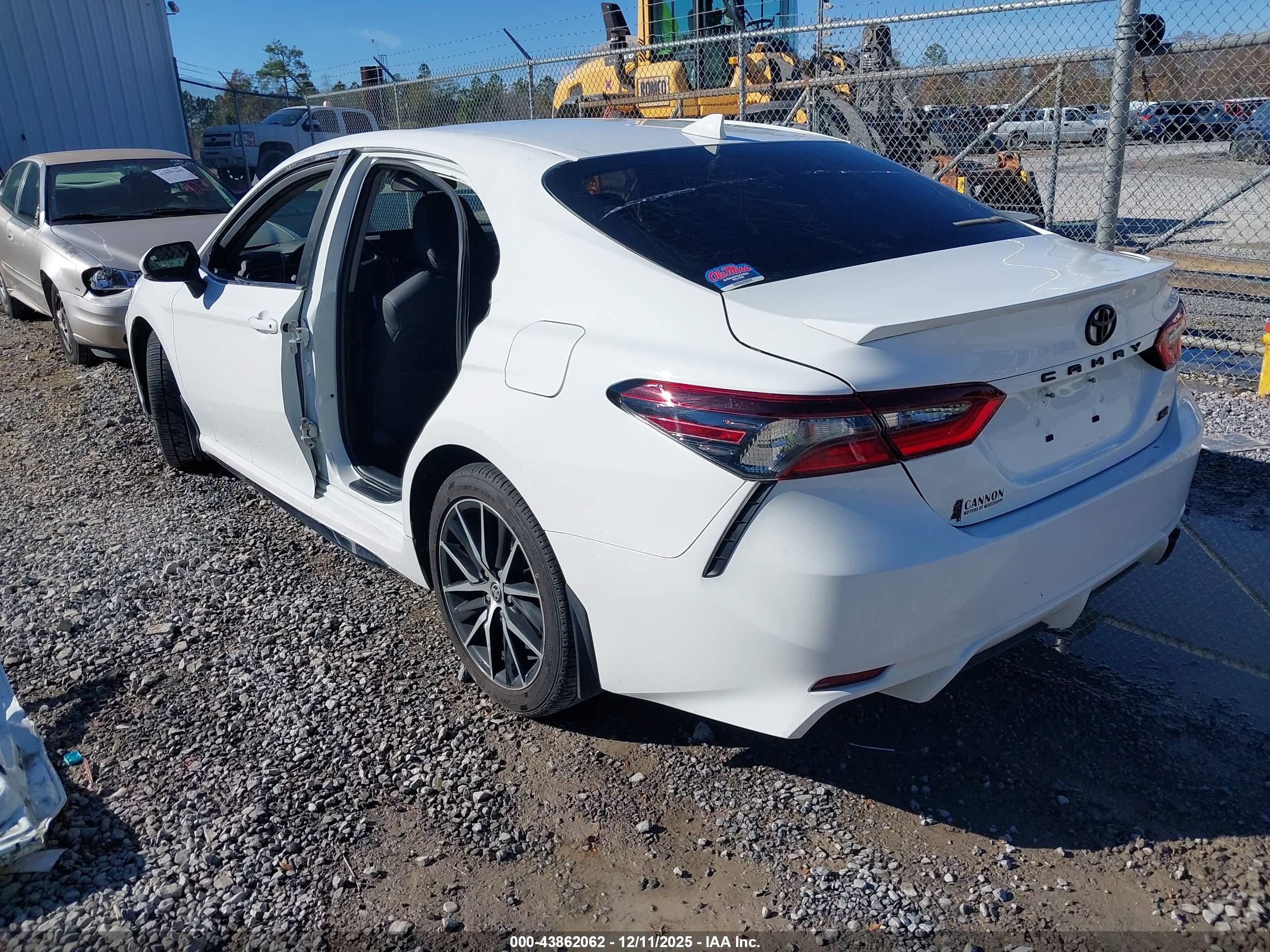 TOYOTA CAMRY image 3