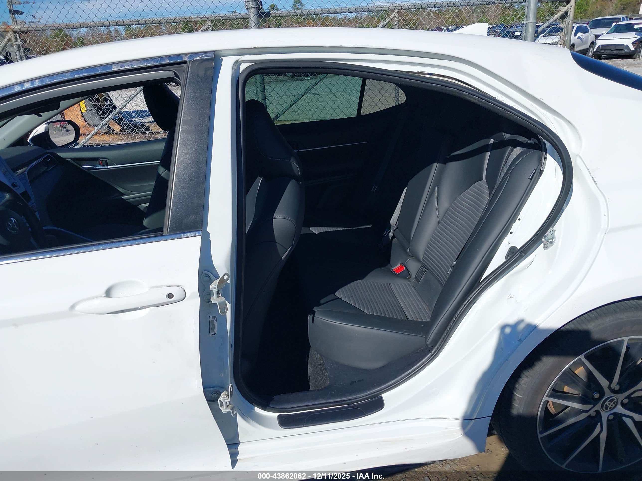 TOYOTA CAMRY image 6
