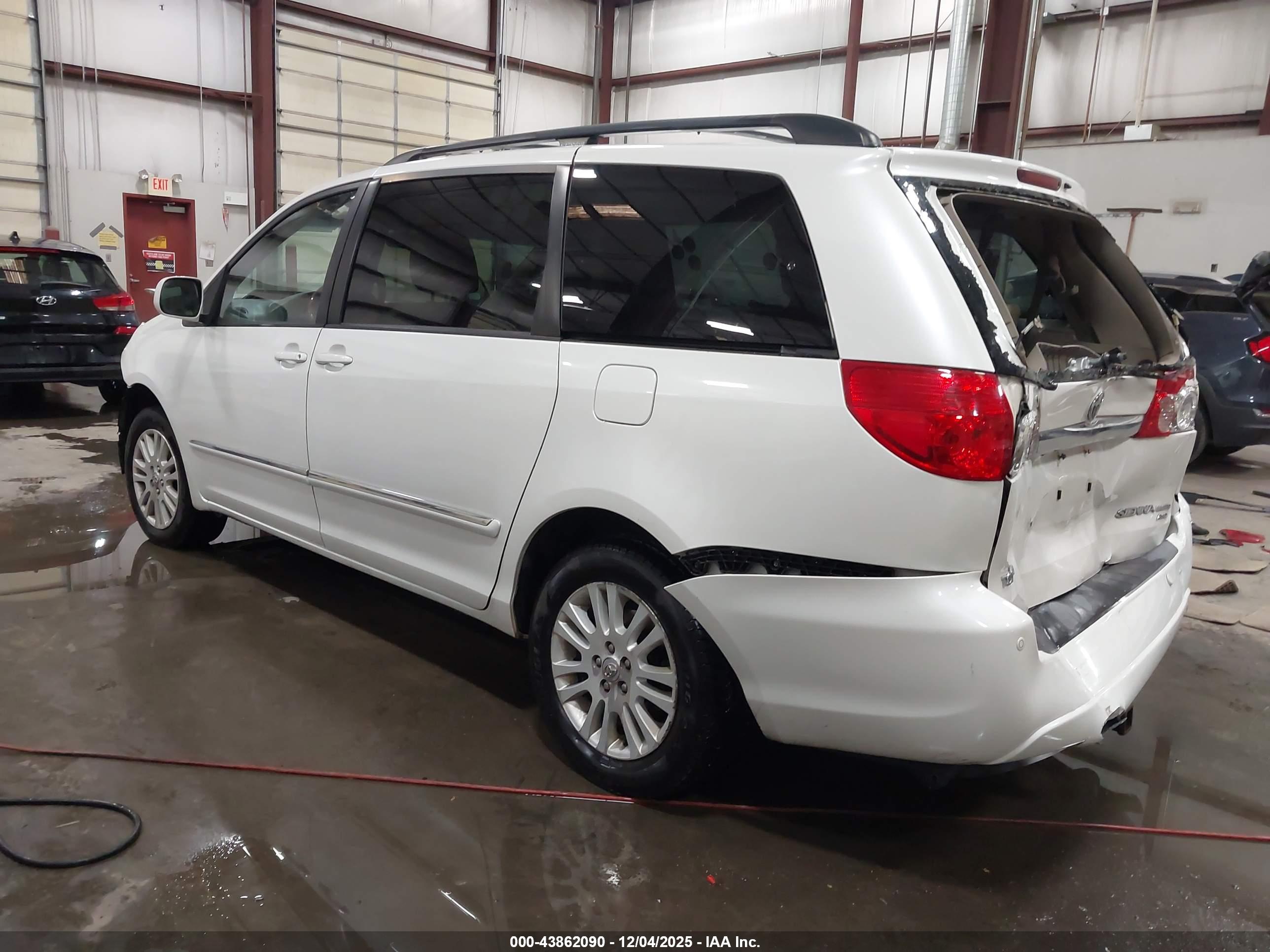 TOYOTA SIENNA image 3